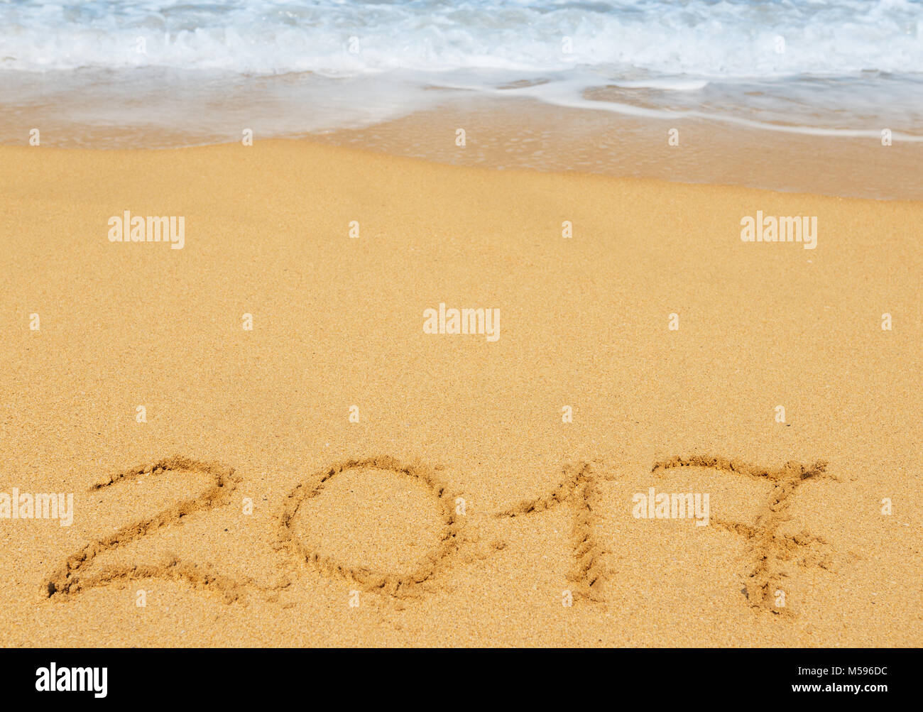 Cifras 2017 en la orilla de arena - Concepto de año nuevo y el paso del tiempo Foto de stock