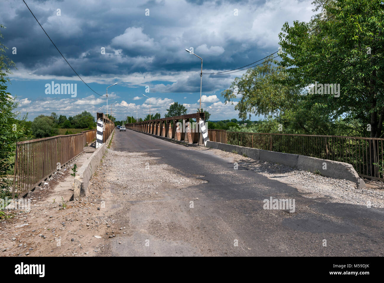 Los baches en la carretera puente sobre el río Prut cerca Luzhany, Bucovina, región de Chernivtsi Oblast, Ucrania Foto de stock