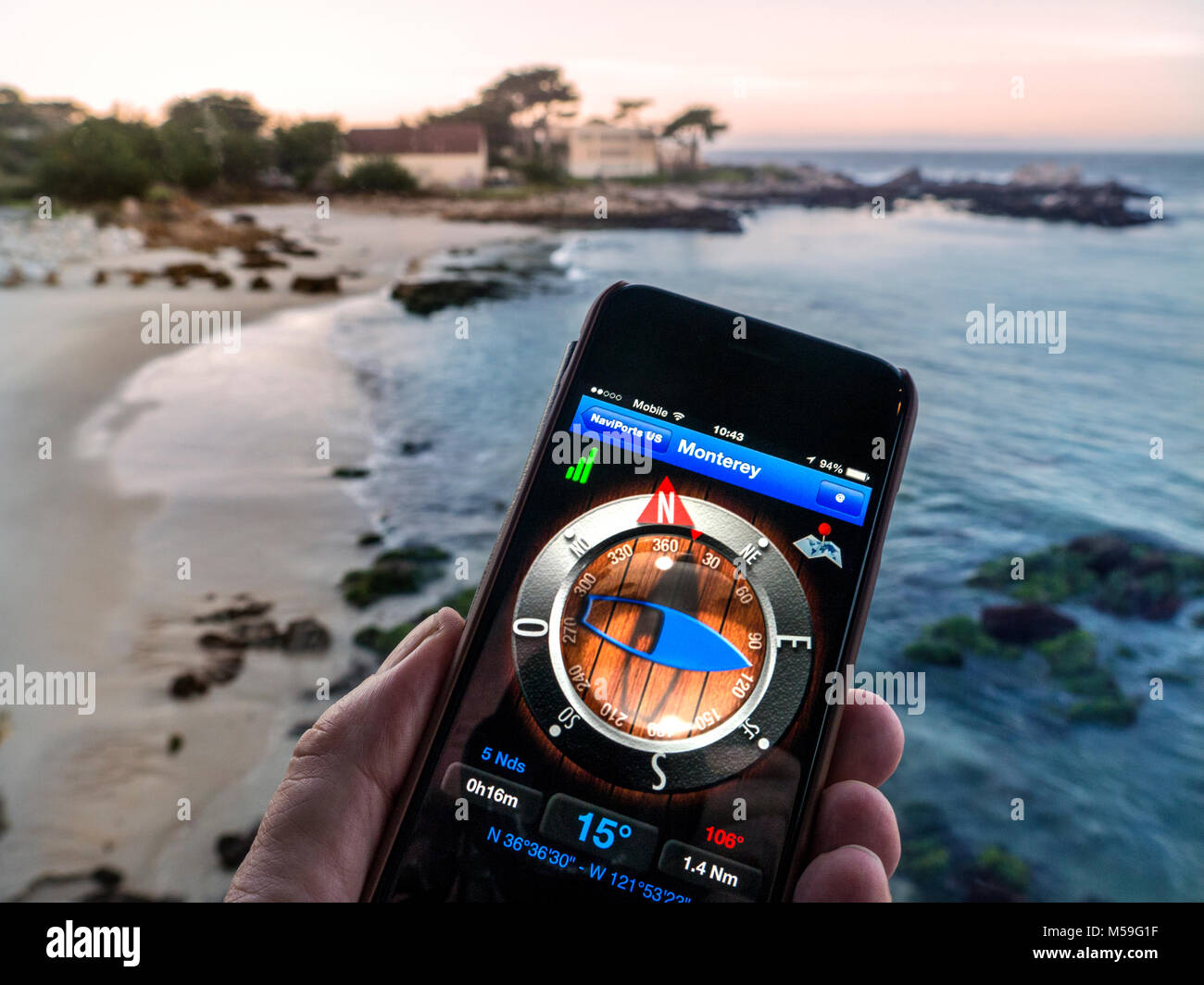 APLICACIÓN APLICACIÓN DE APLICACIÓN PARA APLICACIONES MARINAS Compass  marino aplicación de aplicación para mareas de marea En la pantalla del  iPhone del smartphone con la península de Monterey detrás de Monterey  California