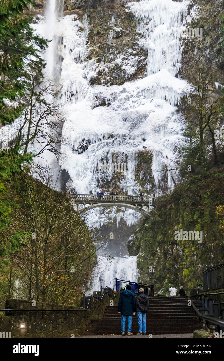 Multnomah Falls en invierno mostrando el hielo y las cascadas congeladas. Columbia River Gorge, Oregón Foto de stock