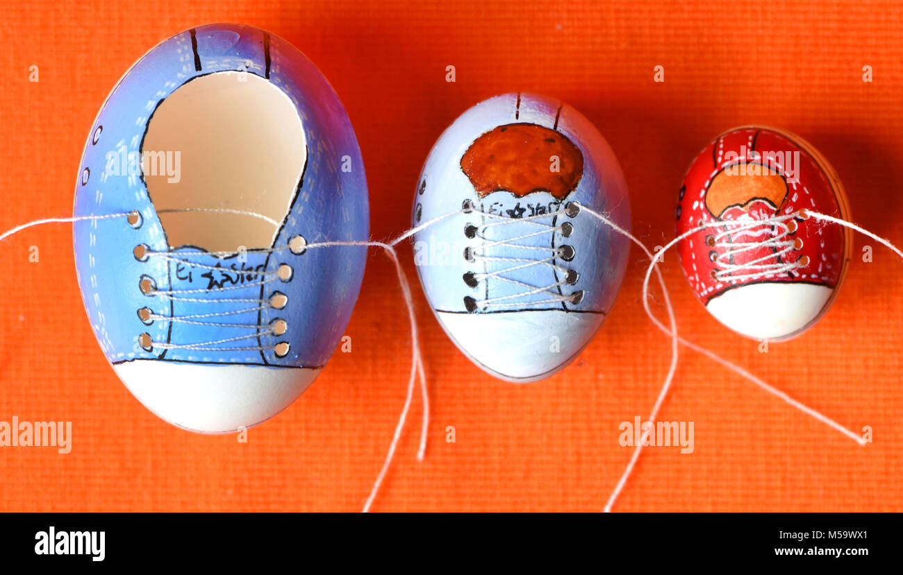 Leipzig, Alemania. 19 Feb, 2018. 19.02.2018, en el Estado federado de  Sajonia, Leipzig: En el taller de huevos de Pascua el huevo de Pascua hobby  pintor Kerstin Dischereit stand perico, cockatiel y