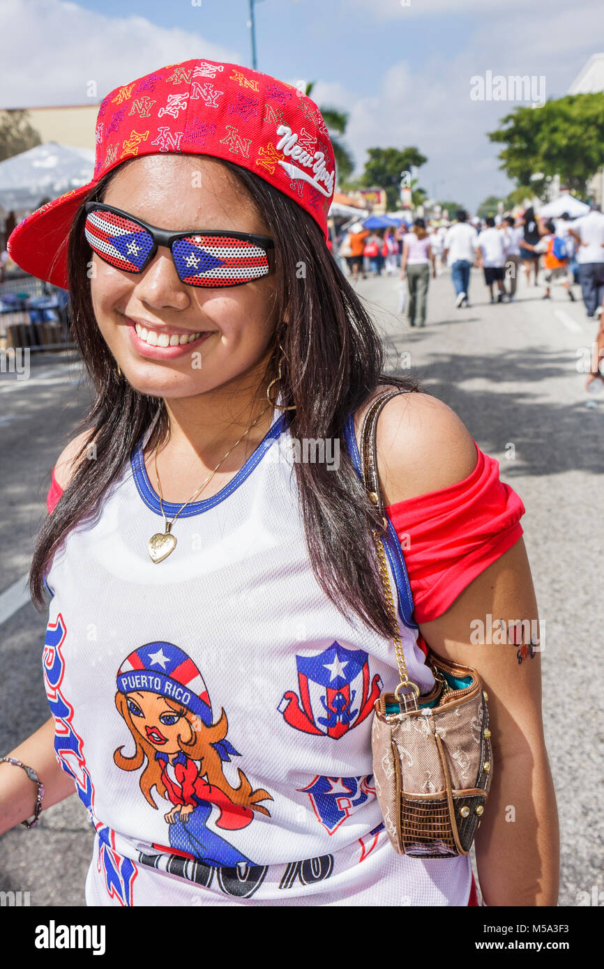 Miami Florida, Pequeña Habana, Calle Ocho, Calle Ocho Festival, feria de festivales, Carnaval Miami, celebración hispana, fiesta callejera, niñas, jovencita, mujer Foto de stock