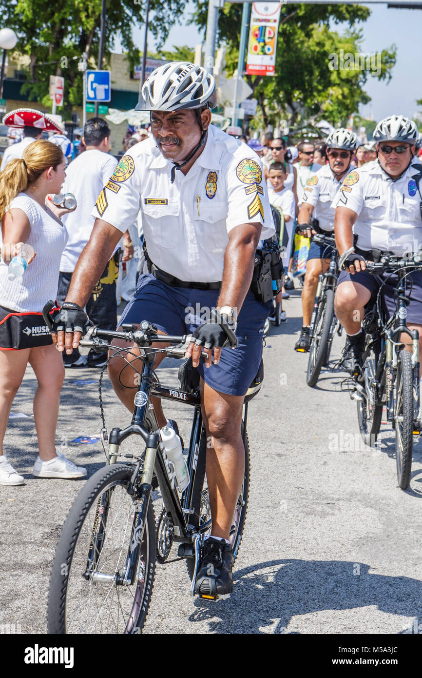 Miami Florida,Little Havana,Calle Ocho,Calle Ocho Festival,feria de festivales,Carnaval Miami,celebración hispana,hombre negro hombres adultos masculinos,patrulla,p Foto de stock