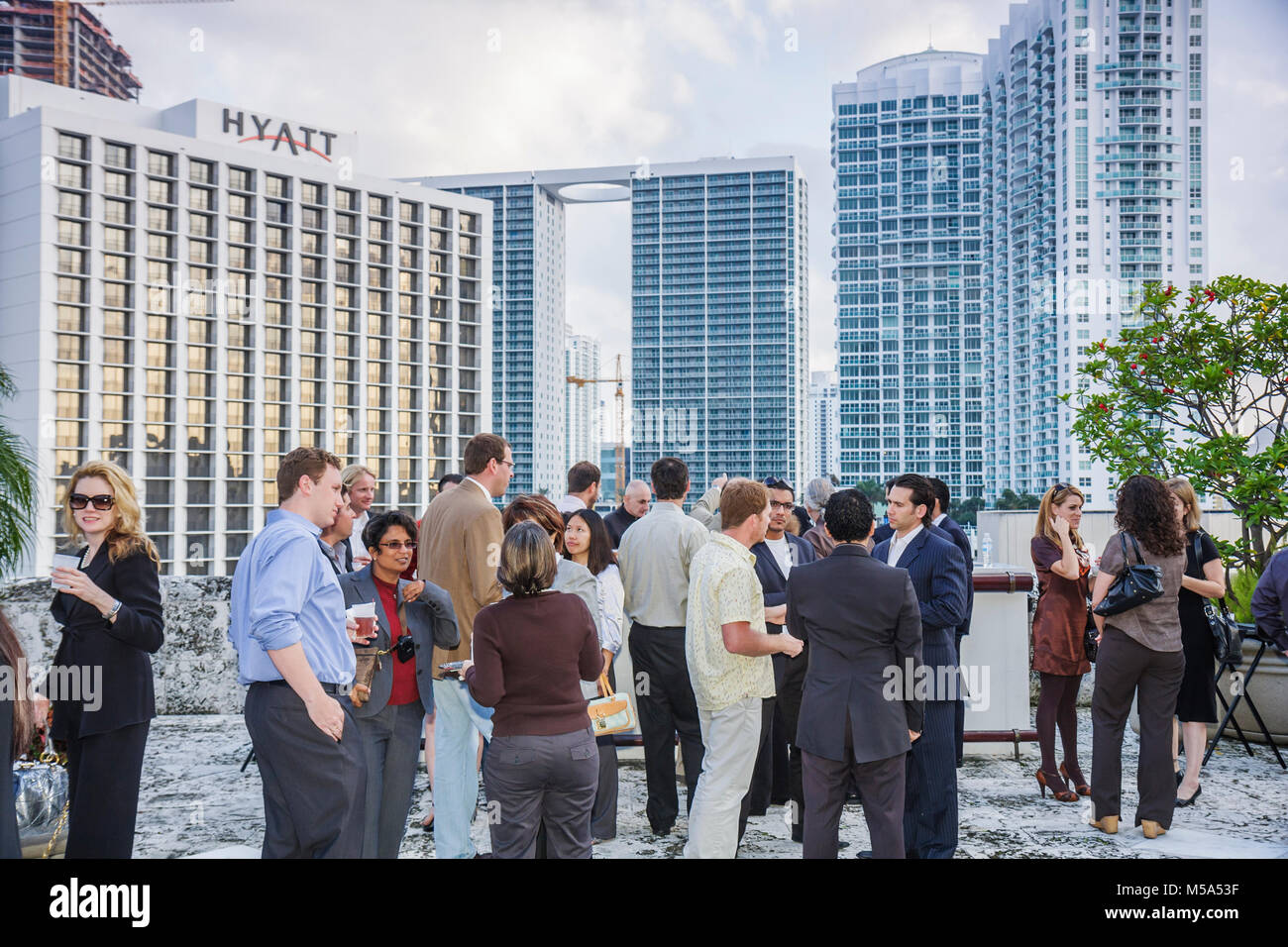 Miami Florida, Bank of America Tower, Sky Terrace, redes sociales, trabajo, recepción, hombres, mujeres, Hyatt, hotel, rascacielos rascacielos edificios bui Foto de stock
