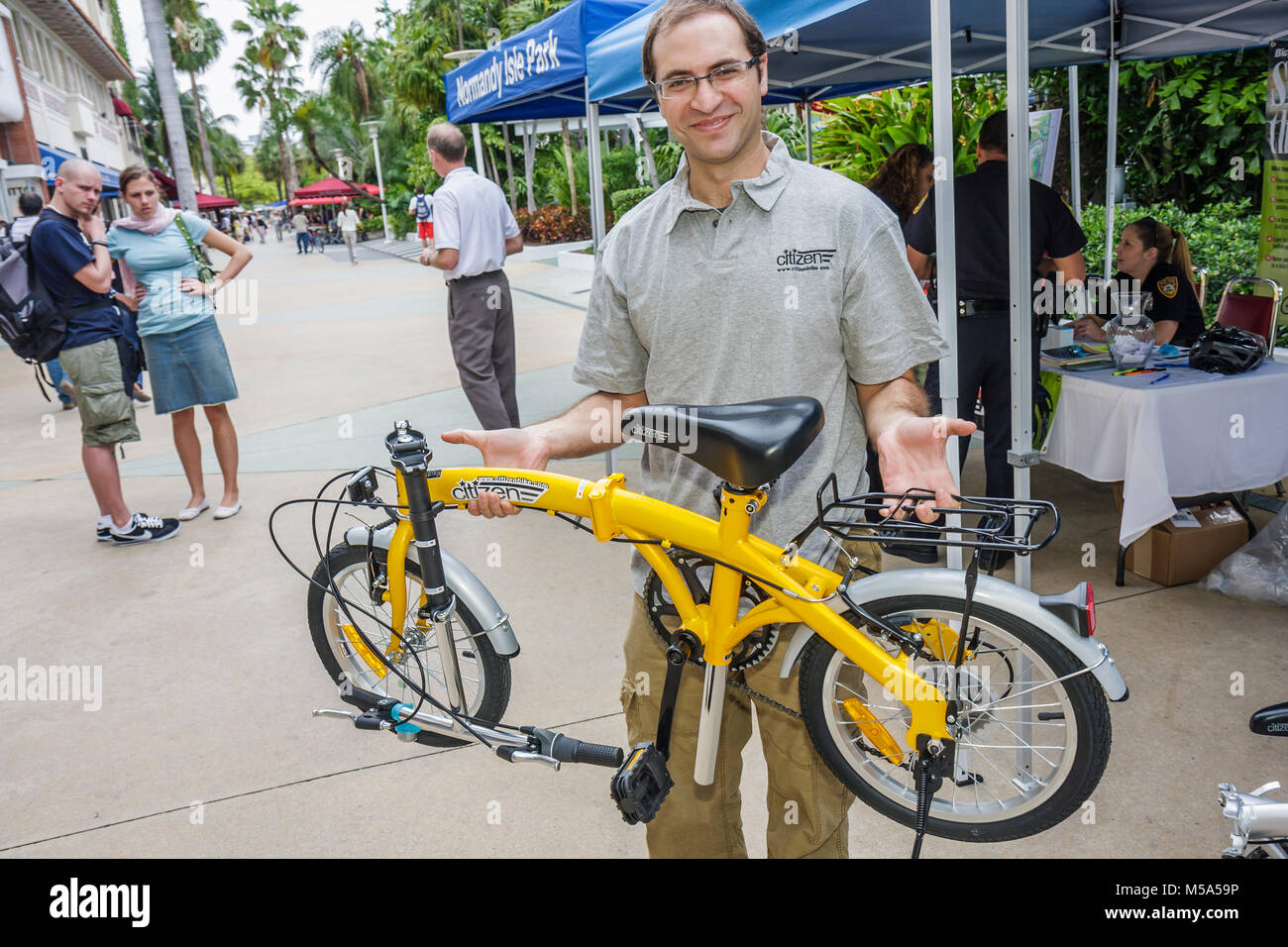 Miami Beach Florida,Lincoln Road,Bike to Work Week,Citizen Bike,plegable,demostración,exhibición  de colección,hombre hombres adultos adultos adultos, verde mo Fotografía de  stock - Alamy