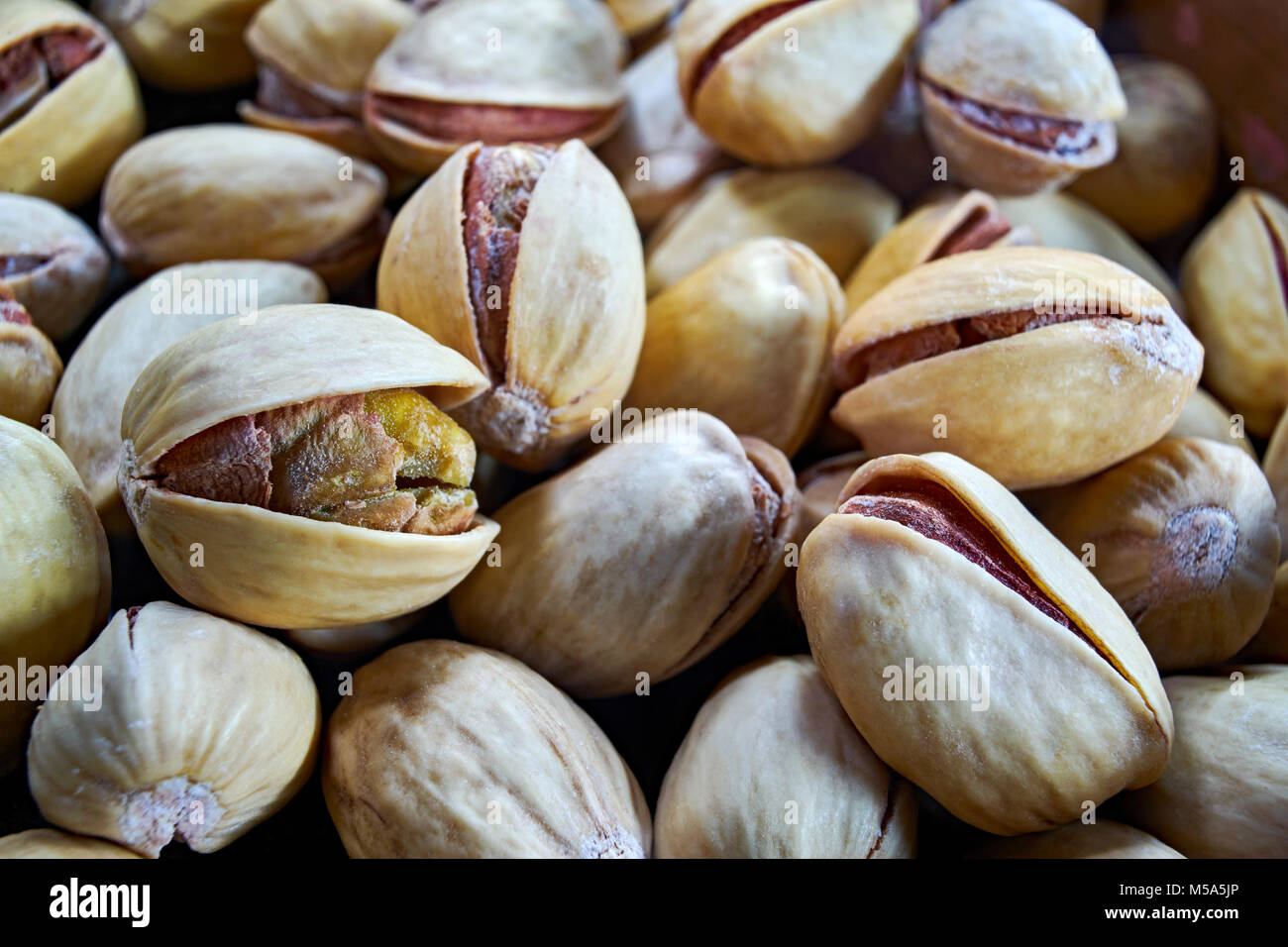 Los pistachos en un primer plano, macro Foto de stock