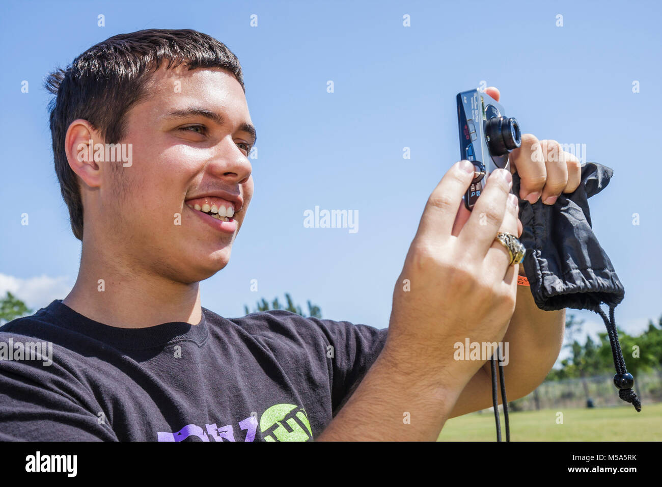 Miami Florida,Metrozoo zoo,adolescente hispano chico varón tomando foto cámara digital, Foto de stock
