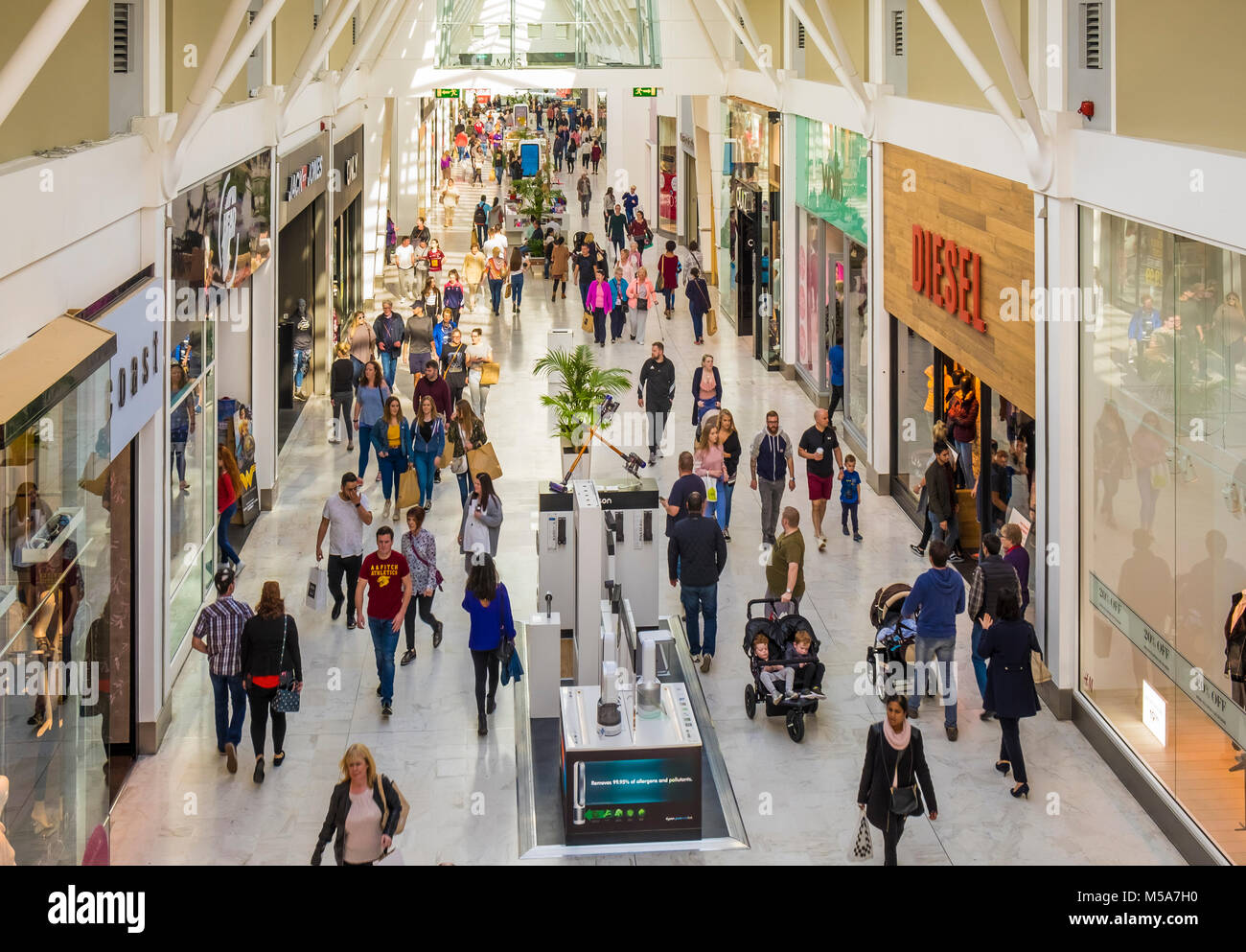 Liffey Valley Mall / centro, en las afueras de Dublín, Irlanda ocupada con los compradores Foto de stock