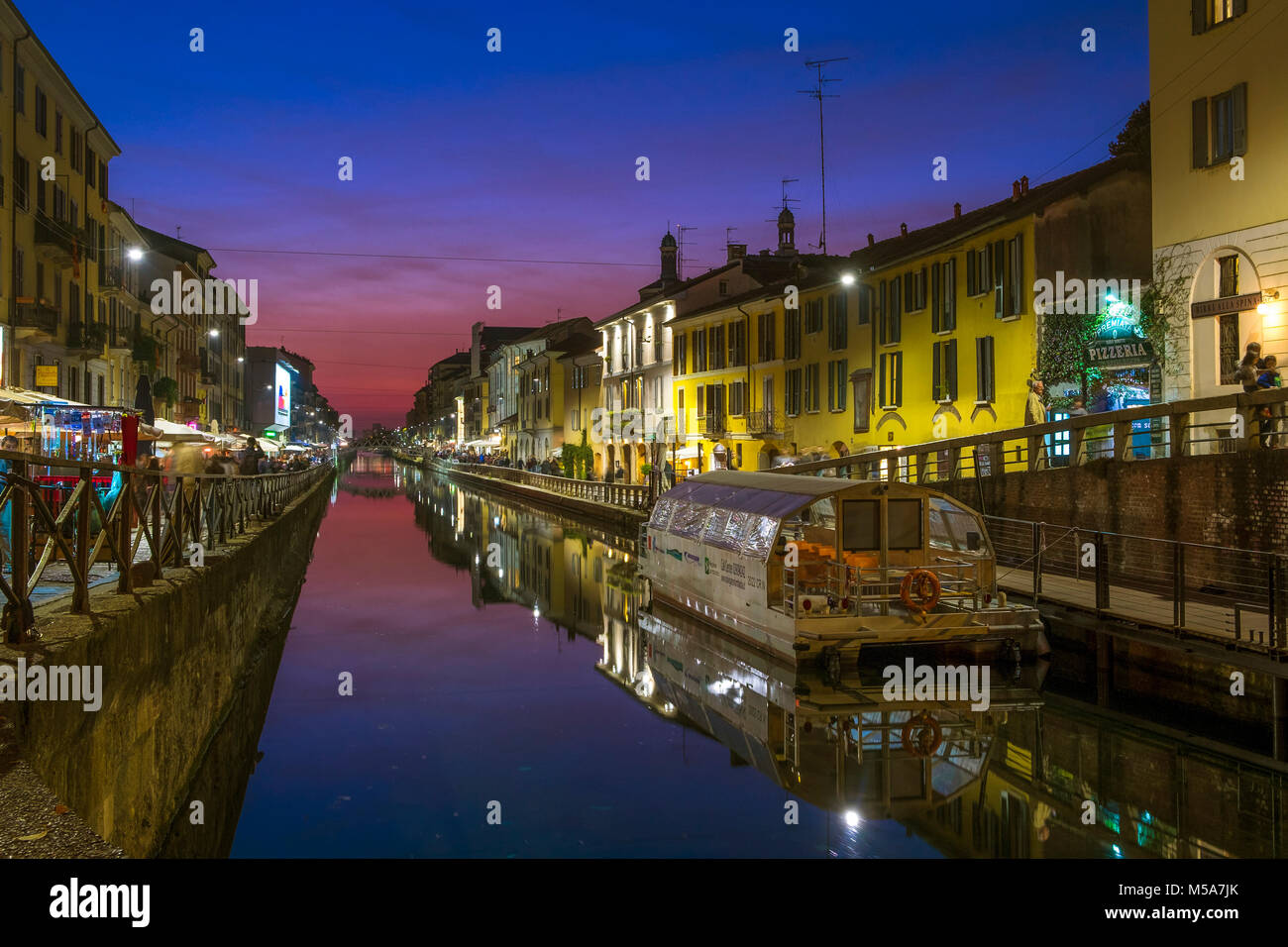 Canal Naviglio Grande, en la noche, Milán, Italia en la noche Foto de stock