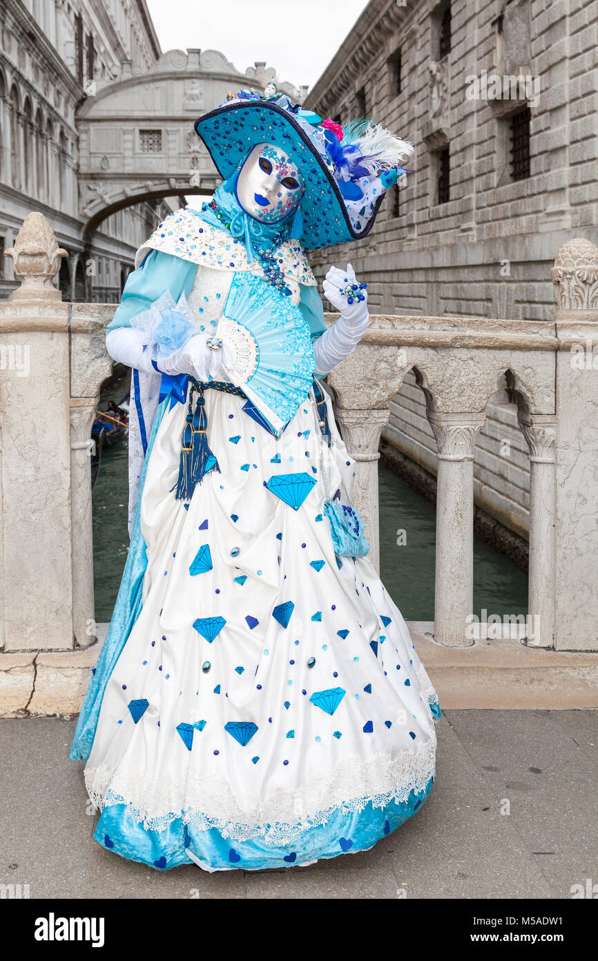 Elegante dama en traje clásico en el Carnaval de Venecia, Venecia, Véneto,  Italia posando delante del puente de los Suspiros, el Ponte dei Sospiri, en  San Marc Fotografía de stock - Alamy