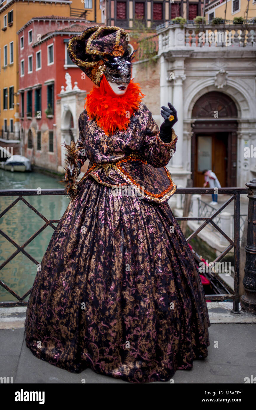 Betsy Trotwood raqueta atractivo Venecia, Italia - 7 de febrero de 2018: Mujer con coloridos trajes y máscaras  venecianas en Piazza San Marco Fotografía de stock - Alamy