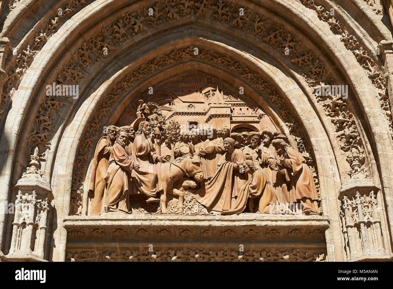 La entrada de Cristo a Jerusalén por Lope Marín en 1548 sobre la puerta  gótica de campanilla de puerta de entrada de la Catedral de Sevilla, España  Fotografía de stock - Alamy