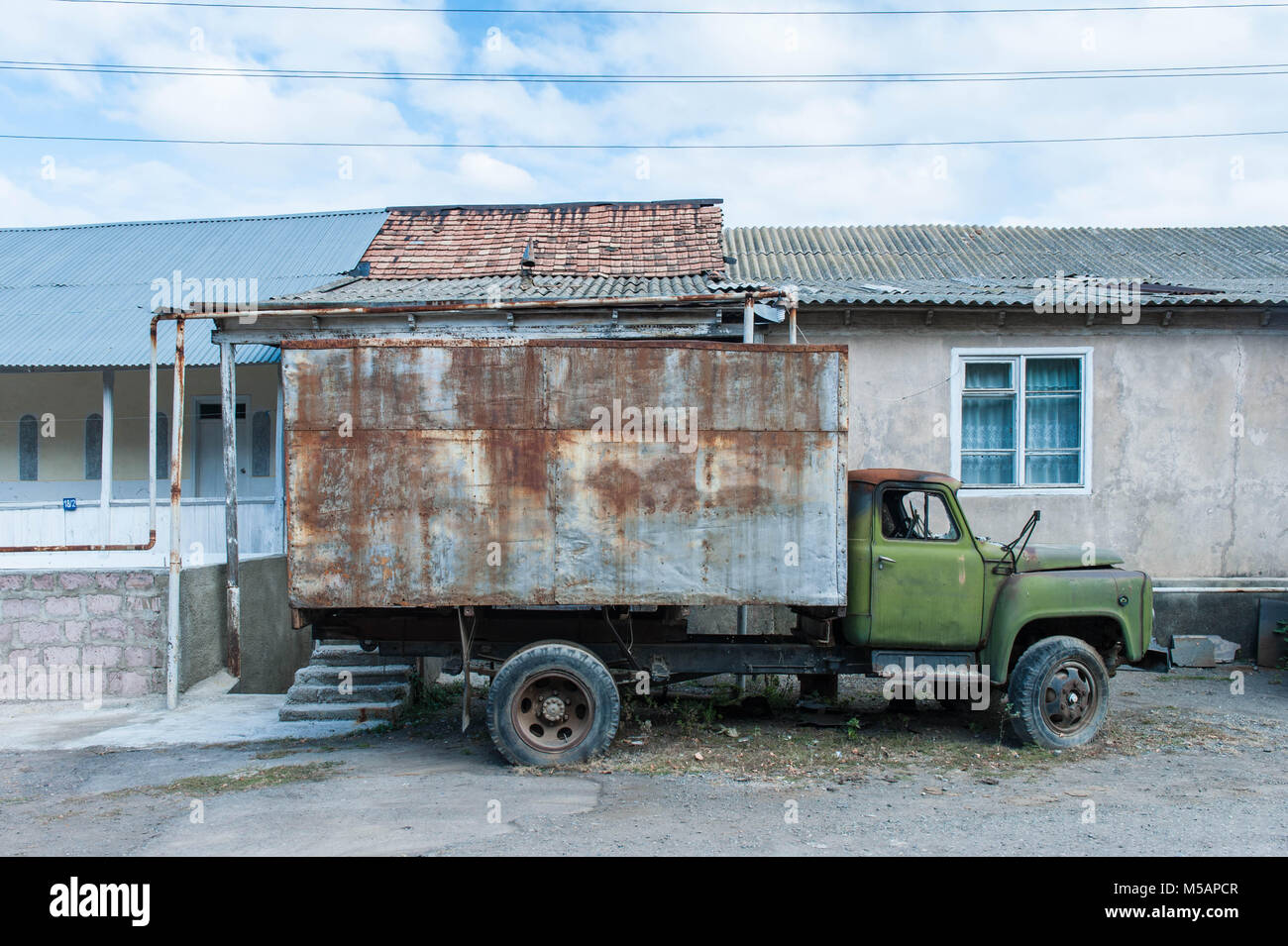 Oxidado viejo camión estacionado en Haghpat Lori aldea en la provincia de Armenia Foto de stock