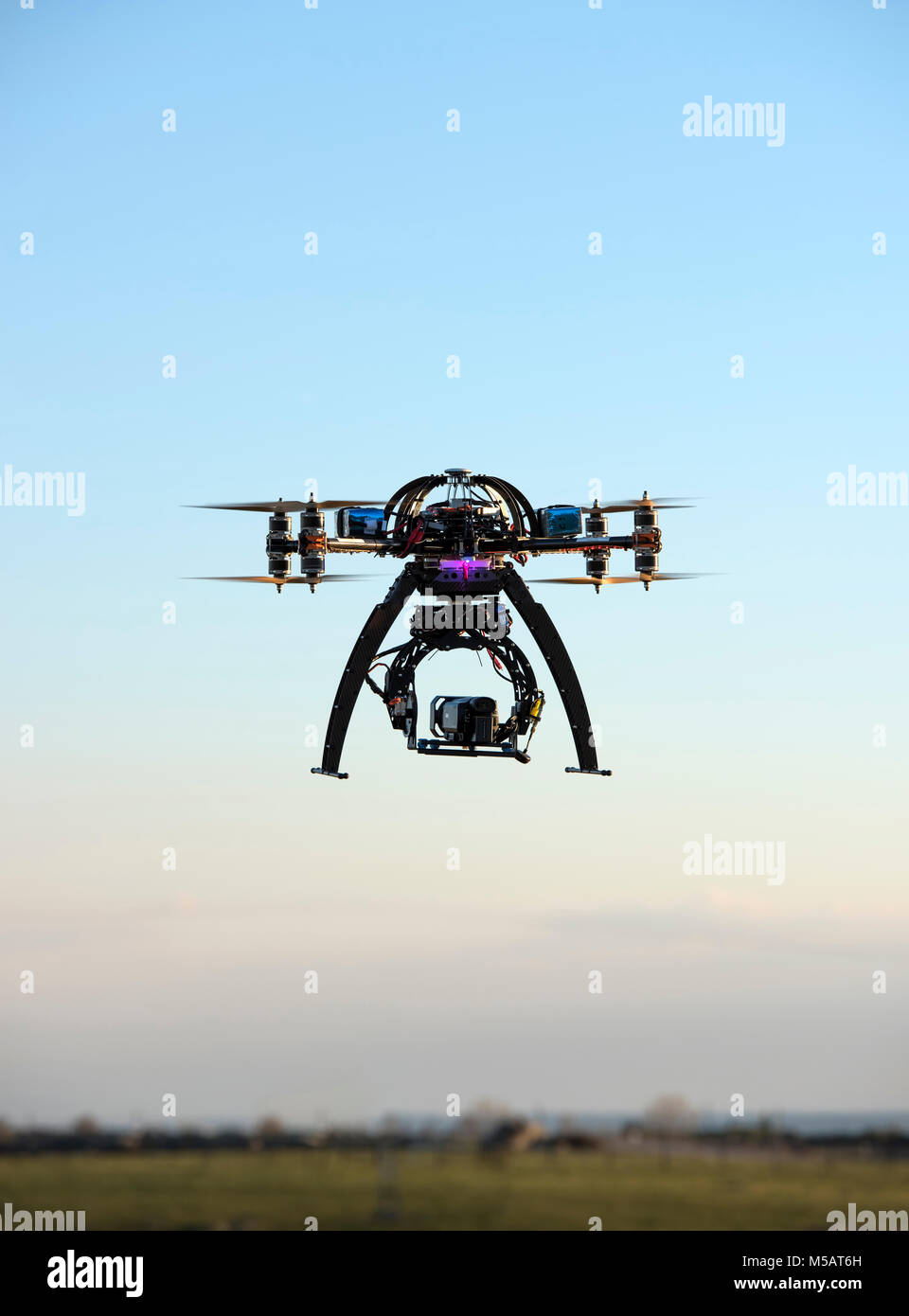 Cine drone volando Foto de stock