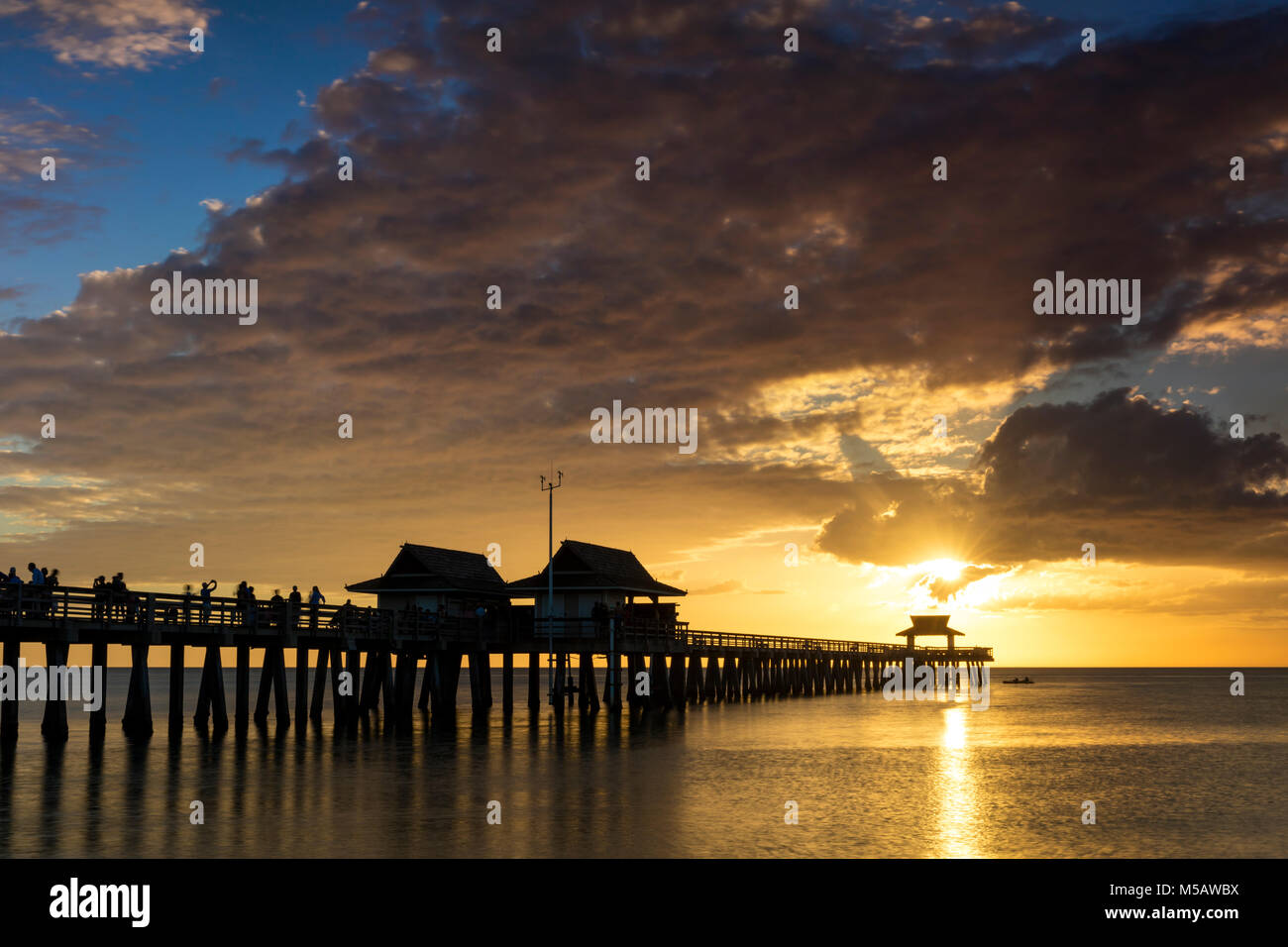 Atardecer en el muelle de Nápoles y el Golfo de México, Naples, Florida, EE.UU. Foto de stock