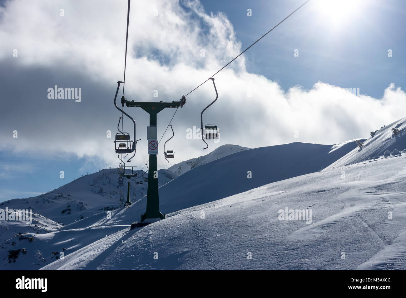 Estación de esquí de invierno telesilla Foto de stock