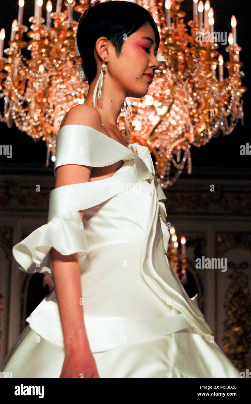 Tokio Japon 20 Feb 2018 Kimono Japones Y Disenador Nupcial Yumi Katsura Desvelo Su Ultima Linea De Moda Mas Alla De Oriente Y Occidente Un Desfile De Moda Que Esta Disenado Para