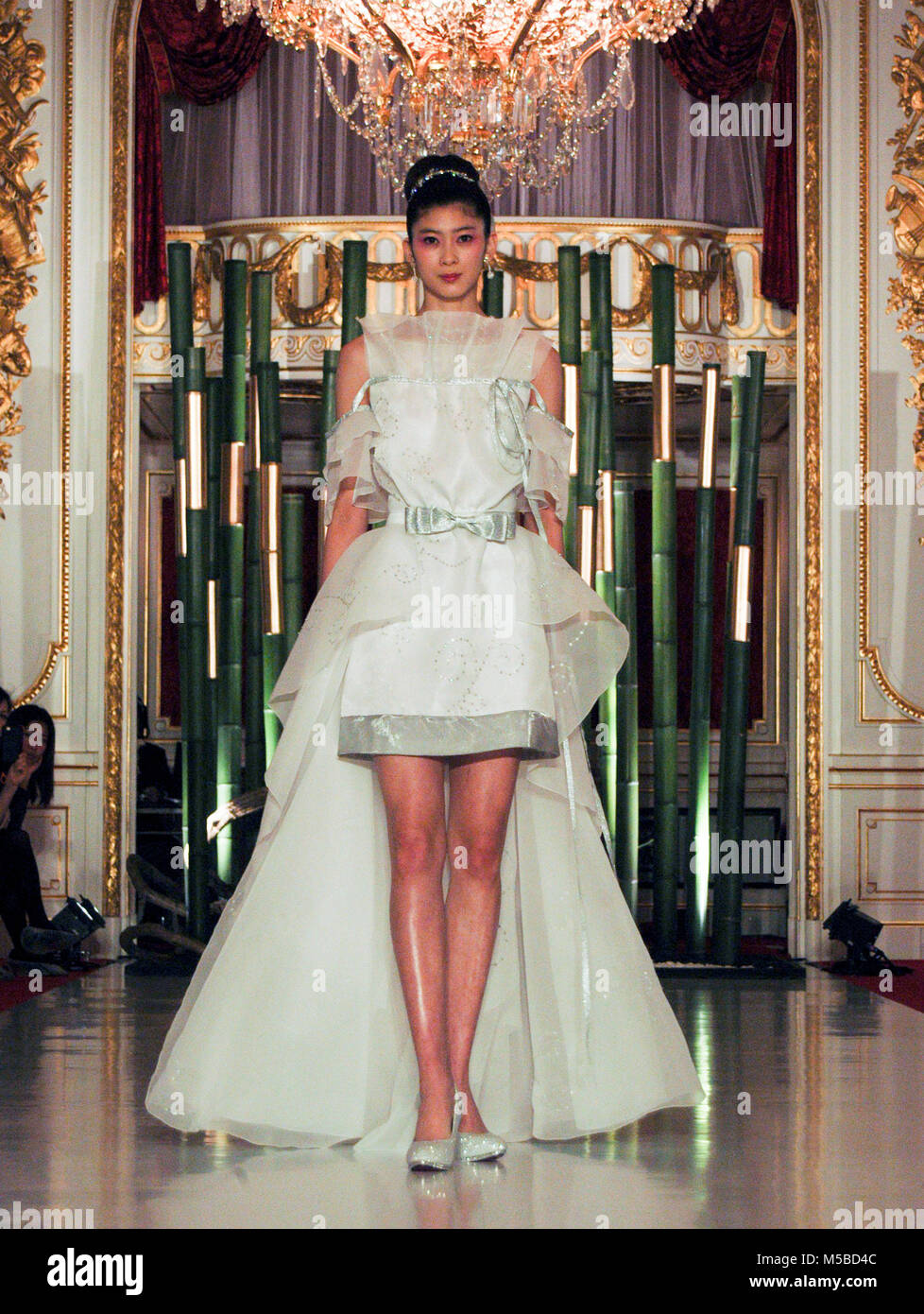 Tokio Japon 20 Feb 2018 Kimono Japones Y Disenador Nupcial Yumi Katsura Desvelo Su Ultima Linea De Moda Mas Alla De Oriente Y Occidente Un Desfile De Moda Que Esta Disenado Para