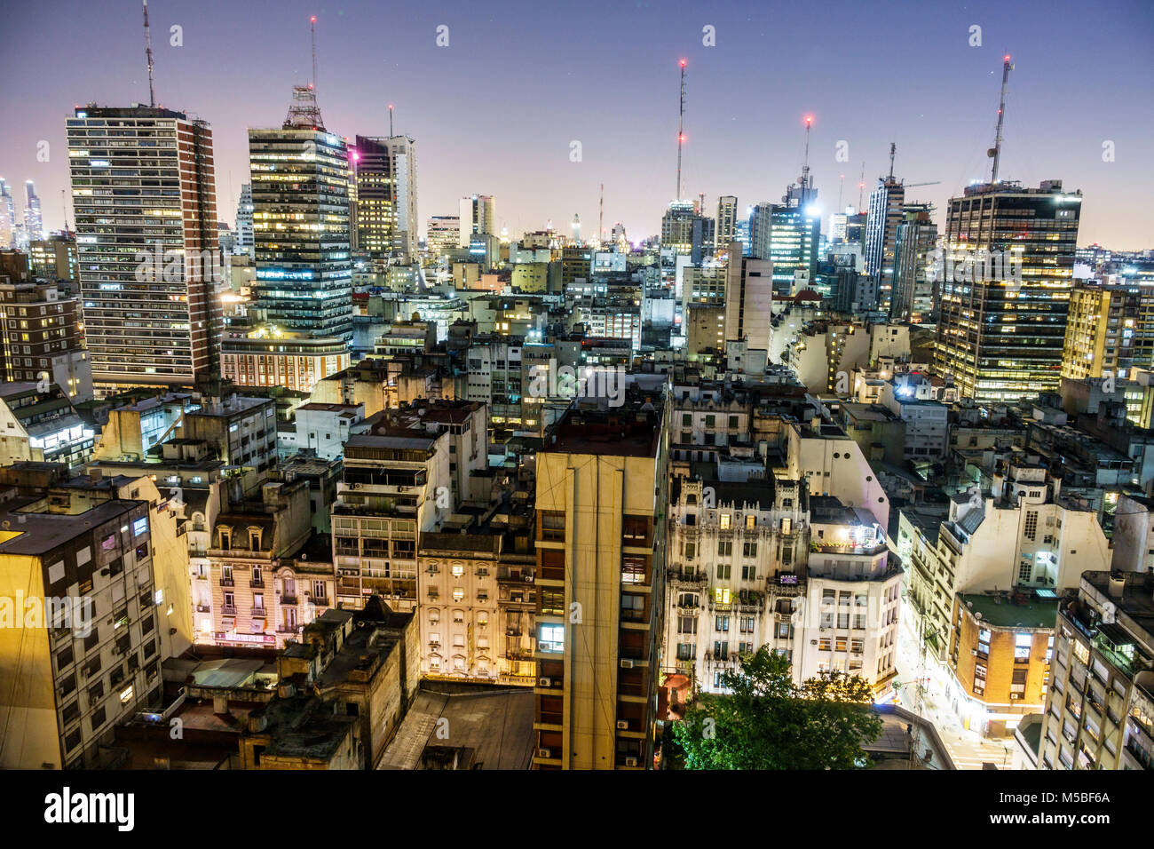 Buenos Aires Argentina,Monserrat,ciudad  horizonte,edificios,rascacielos,antena,noche,luces,vista desde la  habitación del Hotel Sheraton Libertador,ARG171125224 Fotografía de stock -  Alamy