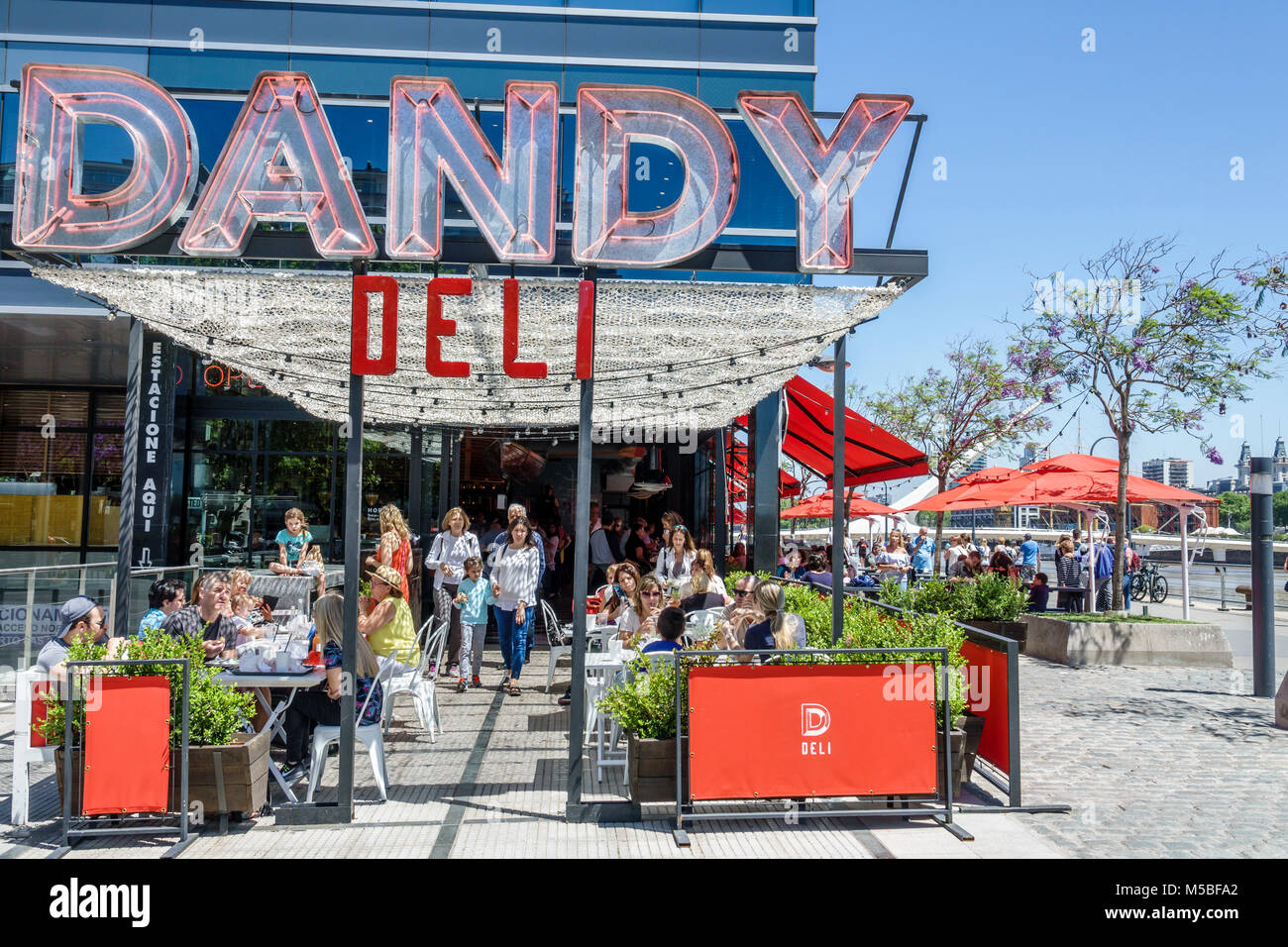 Puerto madero restaurant fotografías e imágenes de alta resolución - Alamy