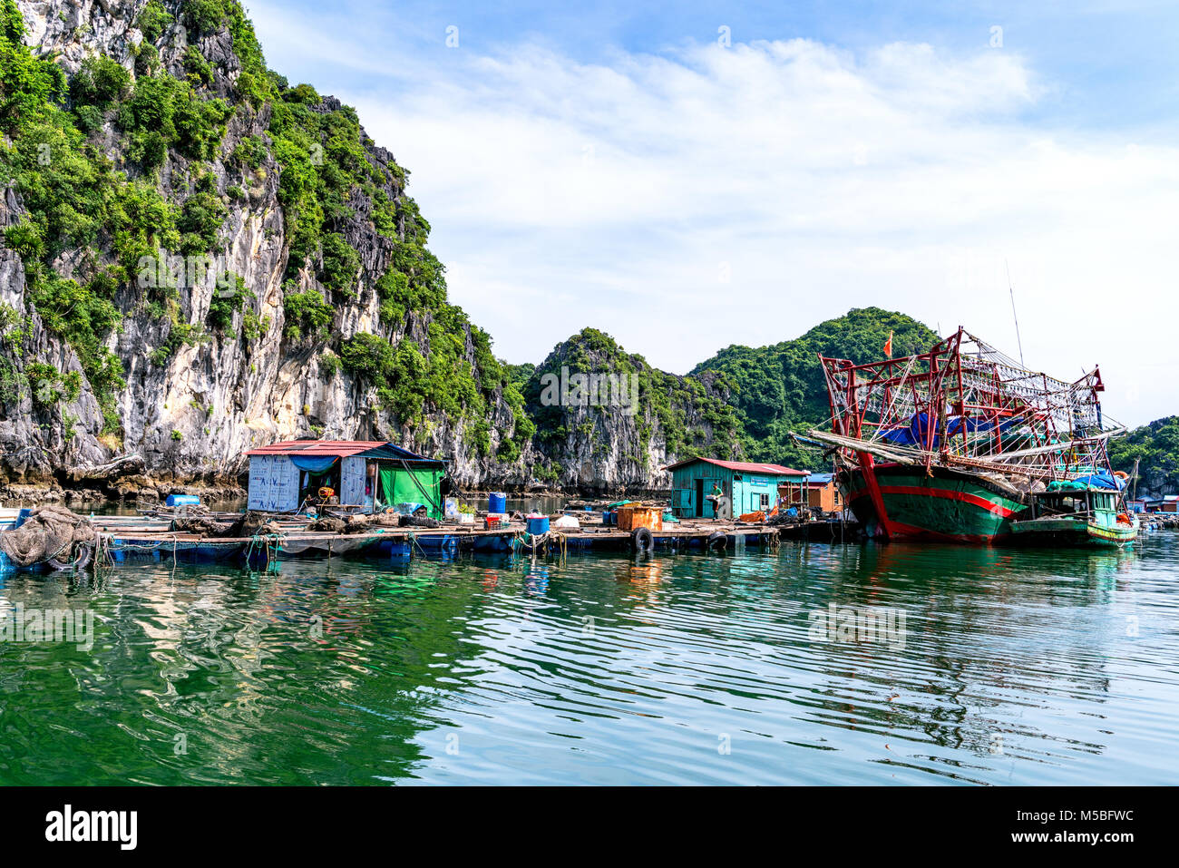Pueblo Pesquero flotante y rock island en ' Lan ha ' Bay, Vietnam, en el sudeste de Asia. Sitio de Patrimonio Mundial de la UNESCO. Cerca de ' ' Ha Long Bay Foto de stock