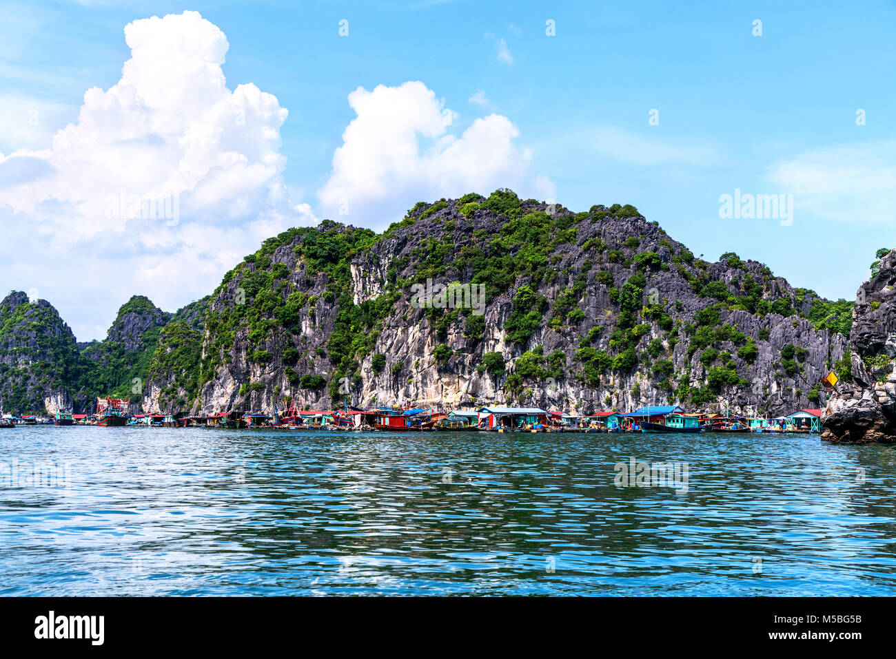 Pueblo Pesquero flotante y rock island en ' Lan ha ' Bay, Vietnam, en el sudeste de Asia. Sitio de Patrimonio Mundial de la UNESCO. Cerca de ' ' Ha Long Bay Foto de stock