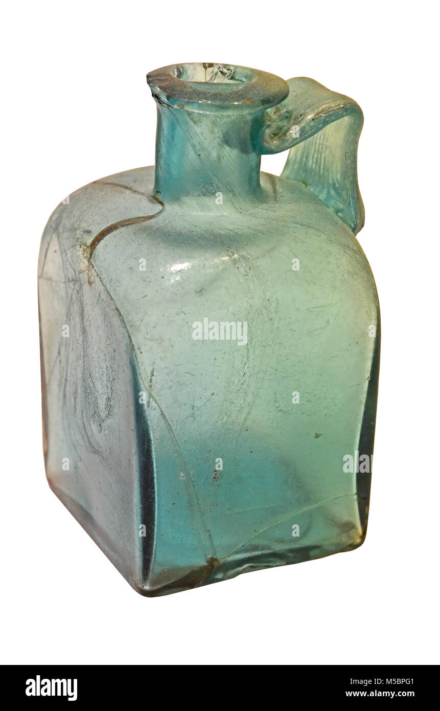 2do siglo antiguo romano azul verde botella con asa y base cuadrada. Aislado sobre un fondo blanco. Foto de stock