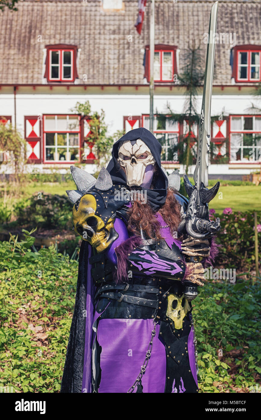 El 19 de abril de 2014, los Países Bajos: Haarzuilens, mal hombre con máscara de cráneo y enorme espada posa durante el Elf Fantasy Fair (Elfia) es una fantasía exterior Foto de stock