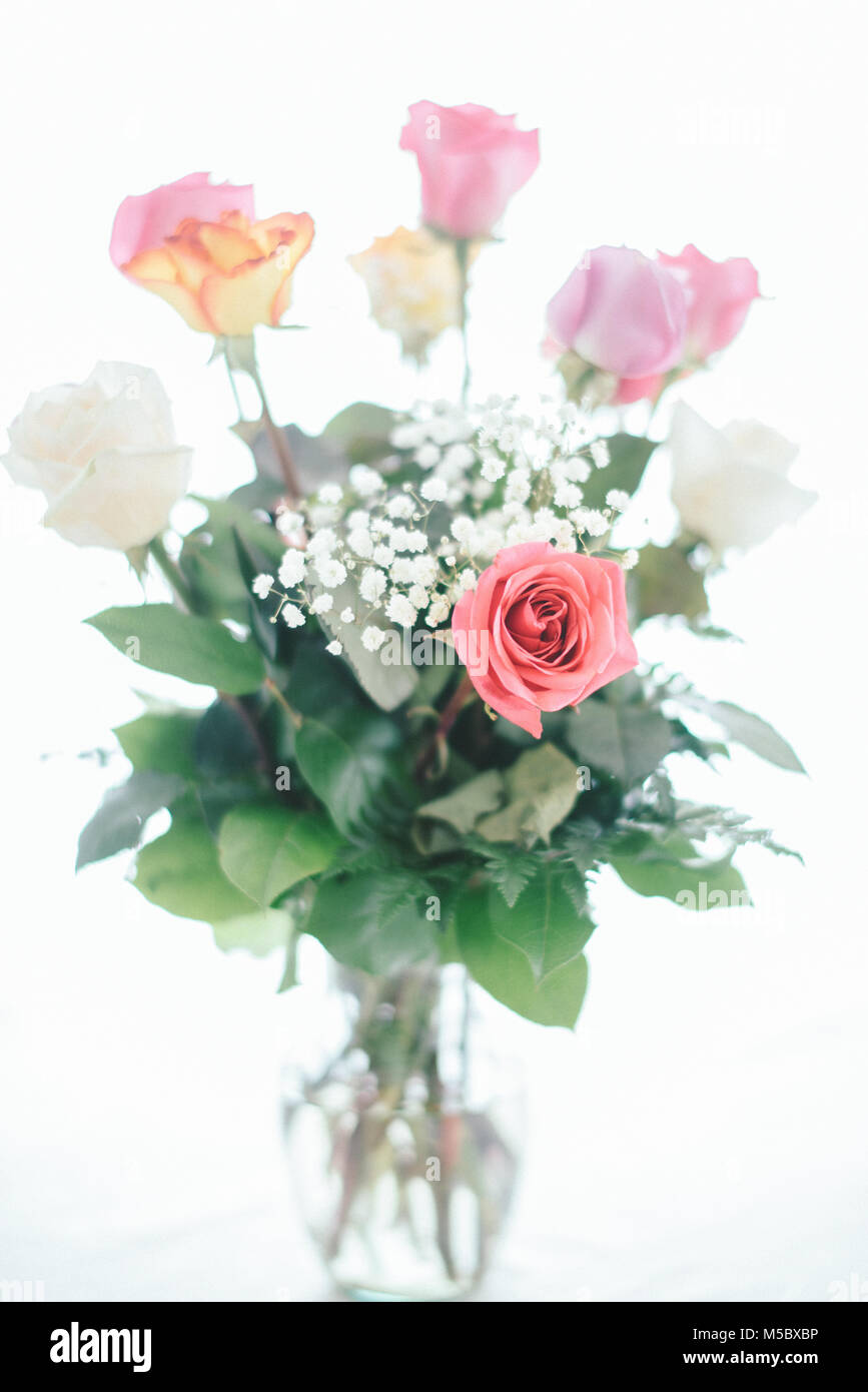Bouquet Rosa sobre fondo blanco. Foto de stock