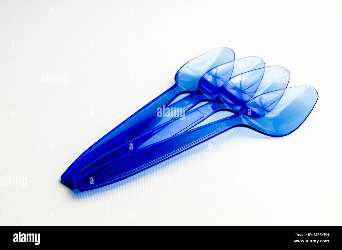 Un estudio Fotografía de cucharas de plástico azul Foto de stock
