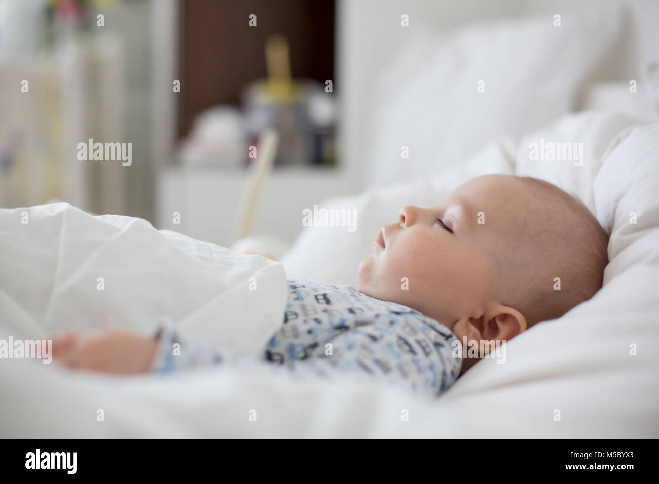 Enfermos, Bab chidl niño acostado en la cama con fiebre, descansando en casa Foto de stock