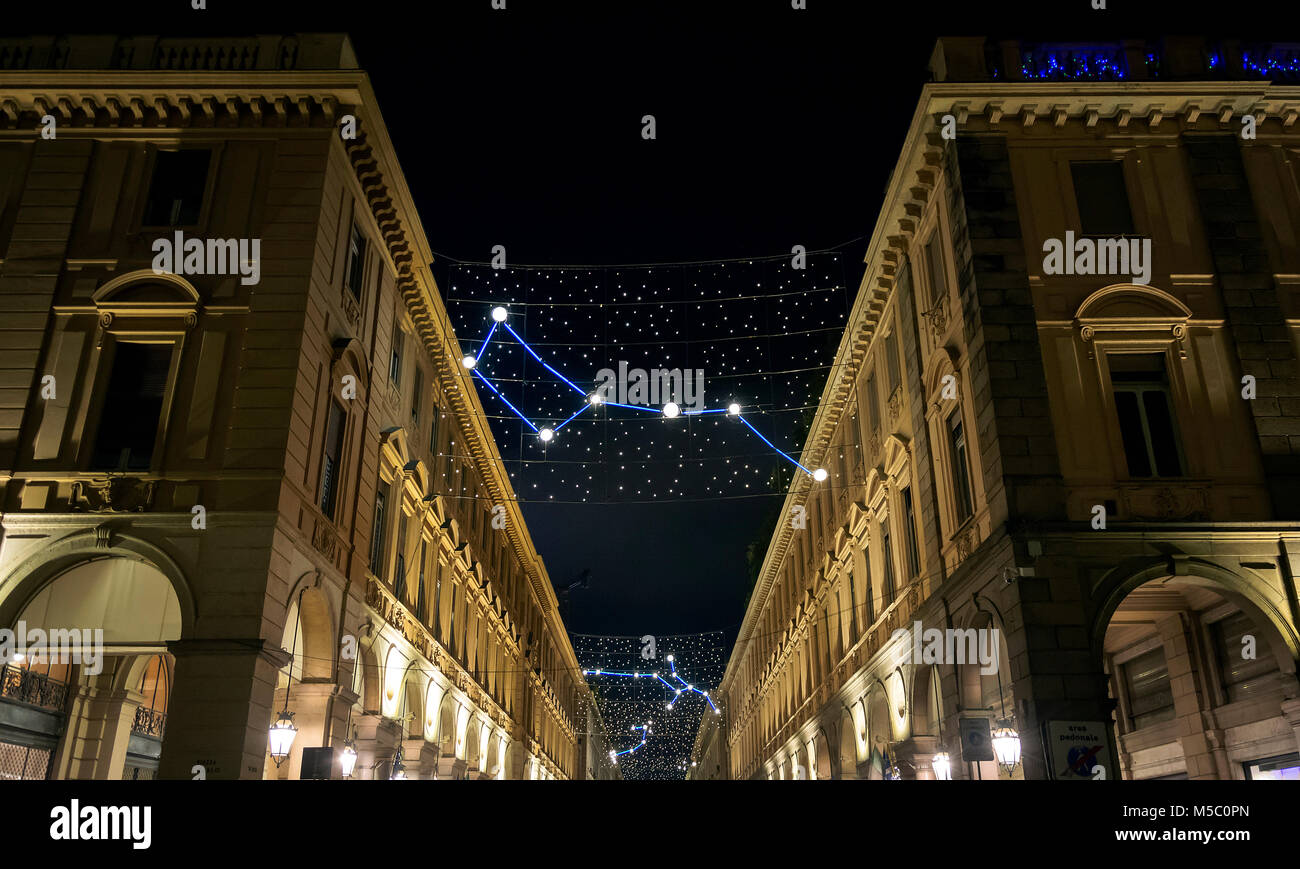 Las luces de Navidad en Turín con constelaciones y astronomía tema. Noche disparó al aire libre Foto de stock