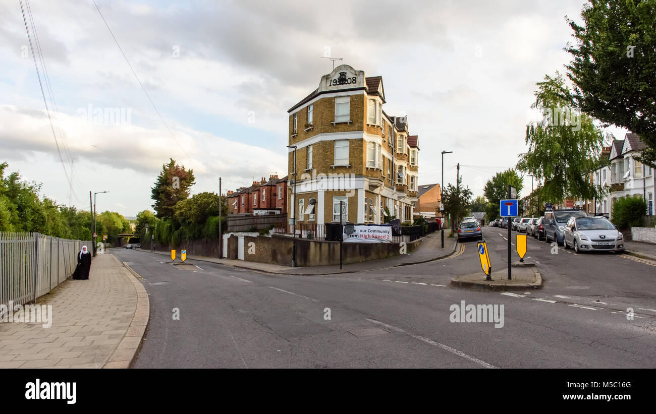 Londres, Inglaterra - Julio 10, 2016: Casas adosadas de pozos House Road en Old Oak Common, al oeste de Londres, están adornados con pancartas protestando contra la construcción Foto de stock