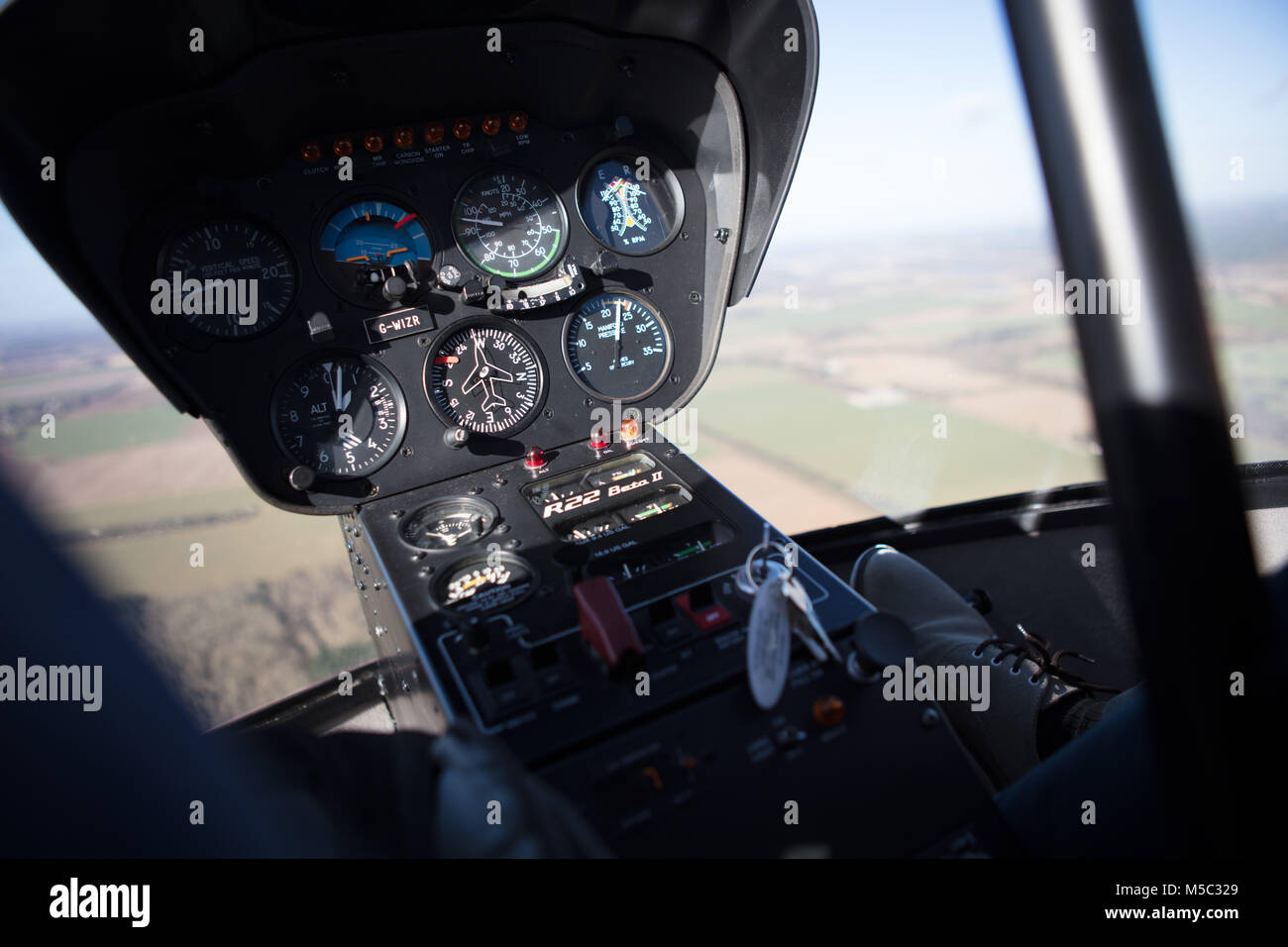 Una vista interna de un Robinson R22 en vuelo sobre el Reino Unido Foto de stock