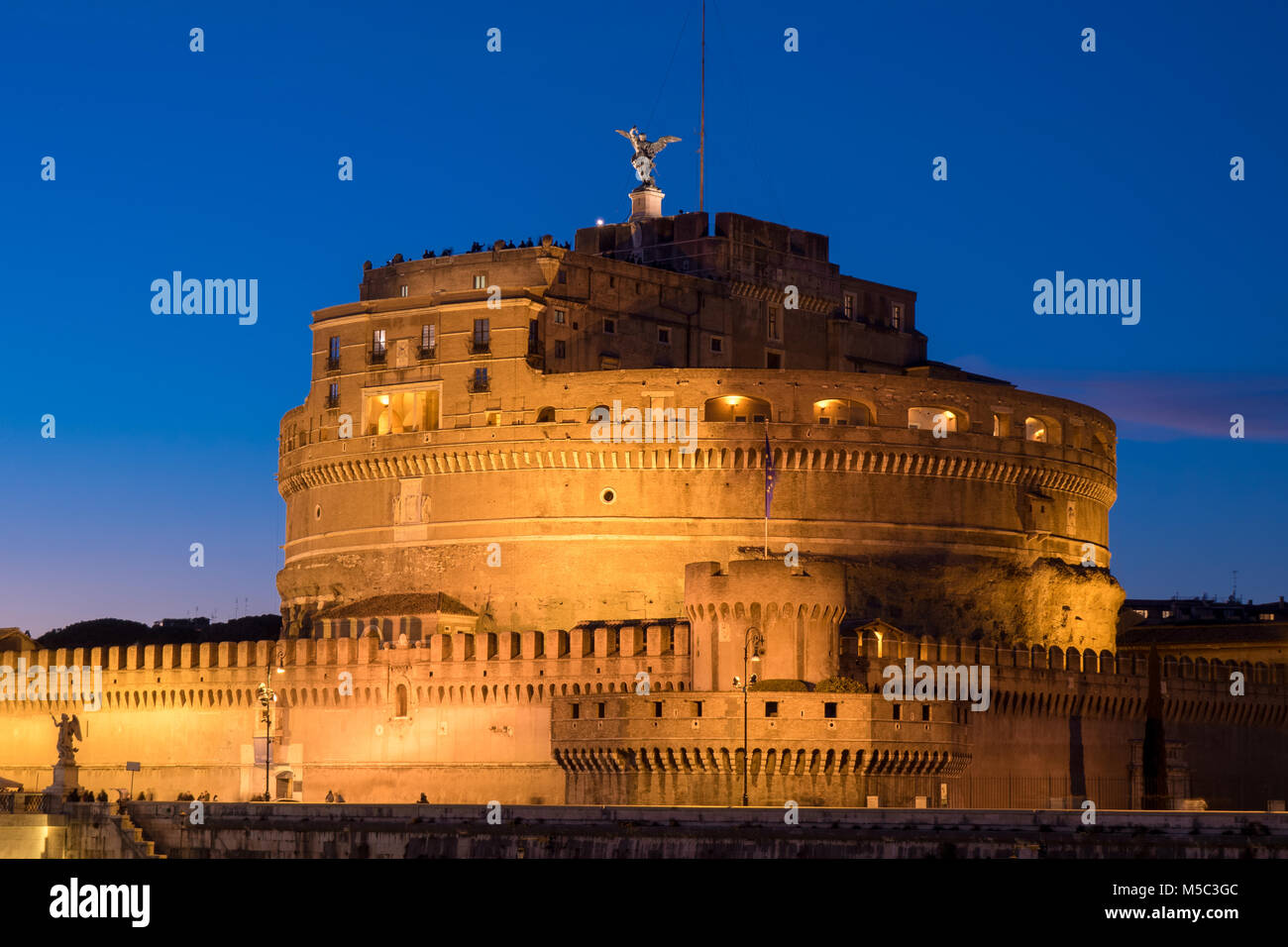 El castillo de Sant' Angelo de Roma por la noche Foto de stock