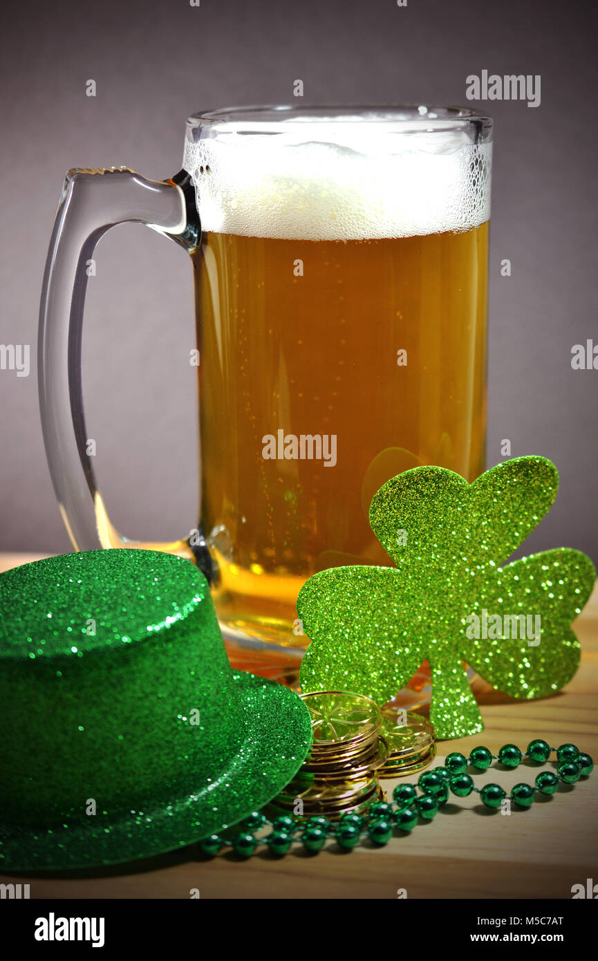 Día de San Patricio Stein de cerveza de vidrio lleno de cerveza con cabeza  de espuma, verde irlandés Top Hat, trébol verde, verde cordones Fotografía  de stock - Alamy