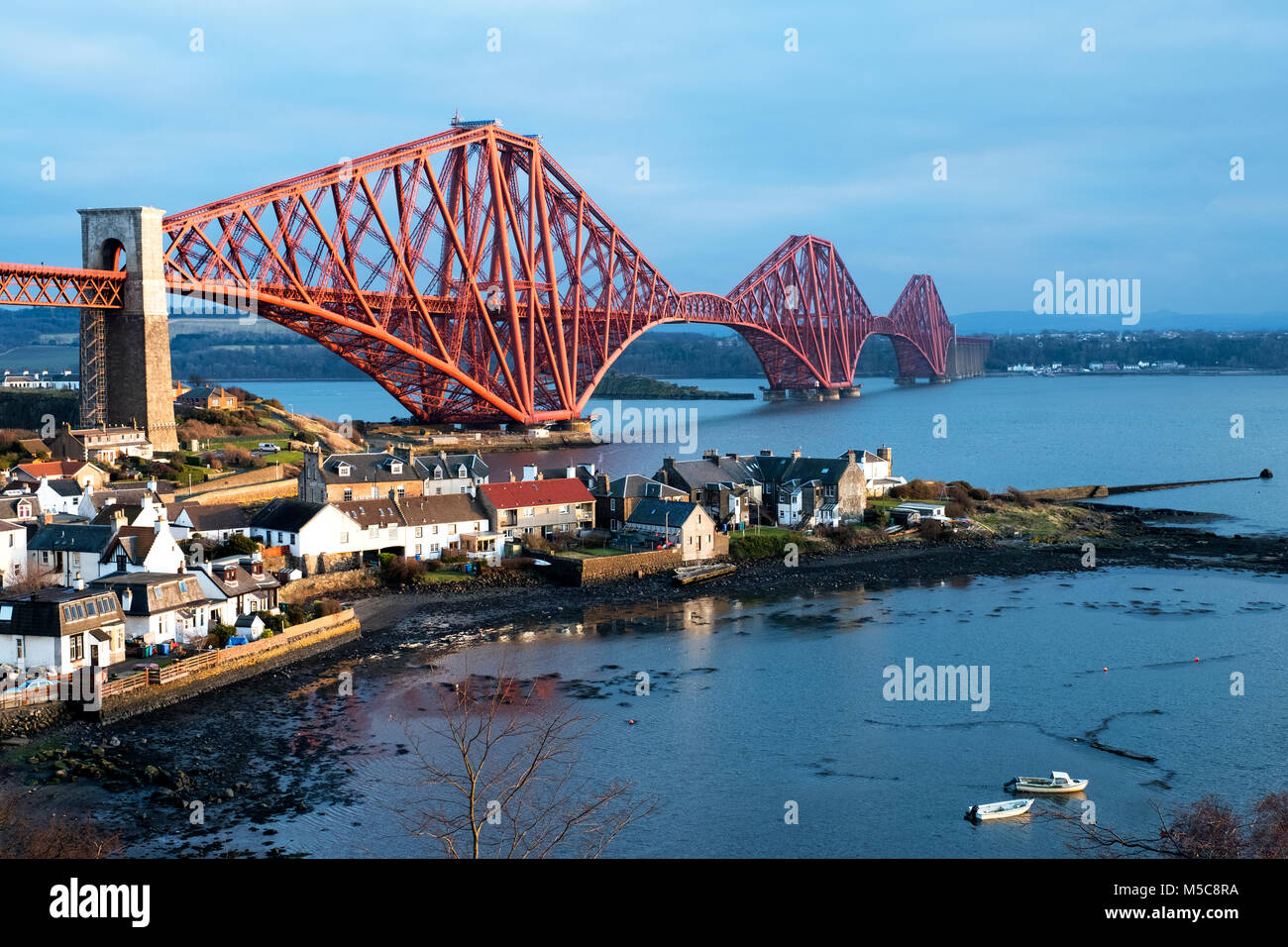 El puente ferroviario de Forth vistos desde North Queensferry abarca el Firth of Forth entre North y South Queensferry, Escocia Foto de stock