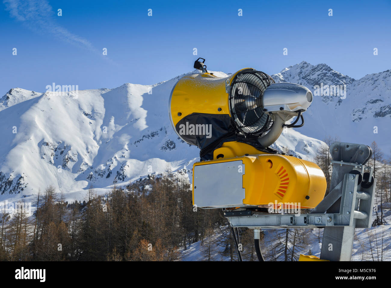Cañones de nieve nieve amarilla maker Máquina de nieve, pistola para  producción de nieve en las pistas de esquí, - equipamiento estándar  dispositivo para crear mejores condiciones de esquí Fotografía de stock -