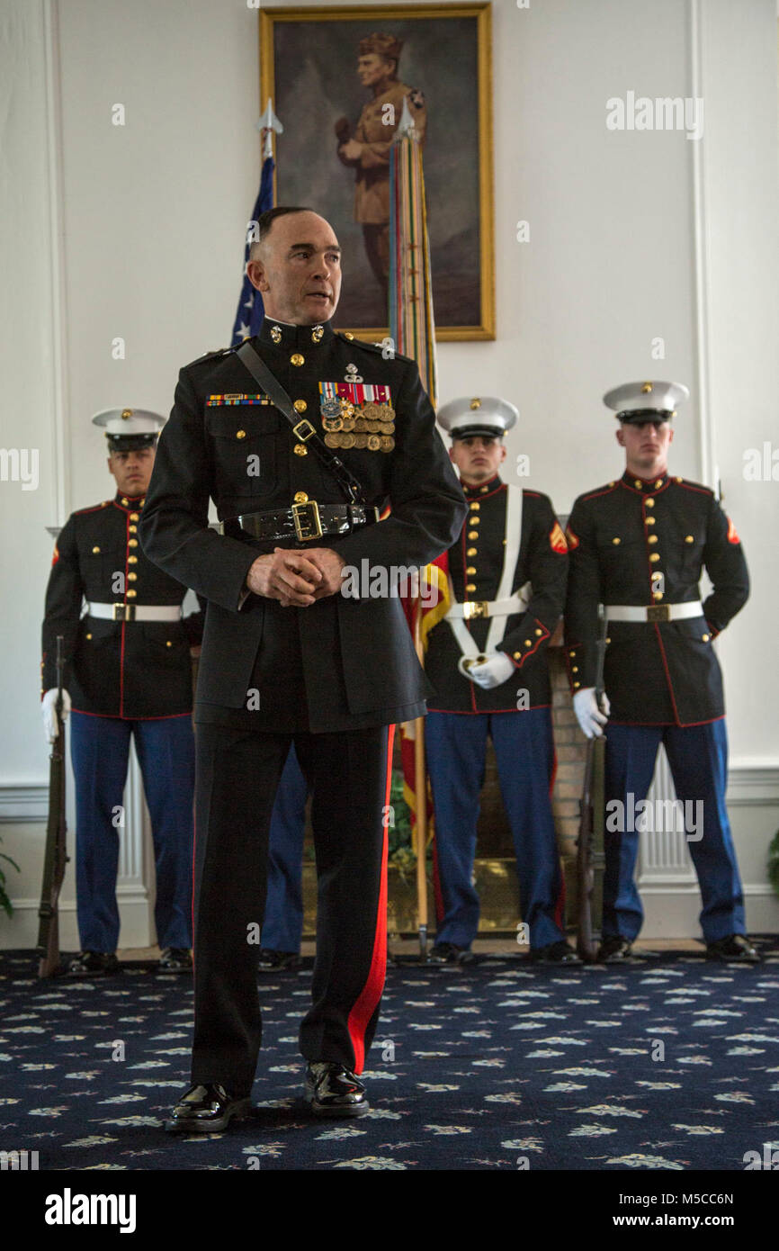 Cuerpo de Marines de EE.UU Gral. Gen. John K. Love, comandante general, 2ª División de Infantería de Marina (2d MARDIV) da su discurso durante una ceremonia de jubilación CWO5 Christian P. Wade, artillero, 2D MARDIV en Camp Lejeune, N.C., 9 de febrero de 2018. El retiro se realizó un acto en honor a Wade por sus 30 años de servicio activo honorable a la Infantería de Marina de los Estados Unidos. (Ee.Uu. Marine Corps Foto de stock