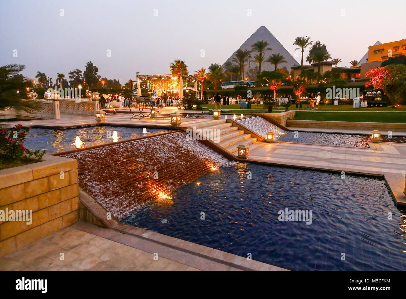 Tarde o vista nocturna de la Mena House Hotel, con las pirámides de Giza, en el fondo, El Cairo, Egipto, Norte de África Foto de stock