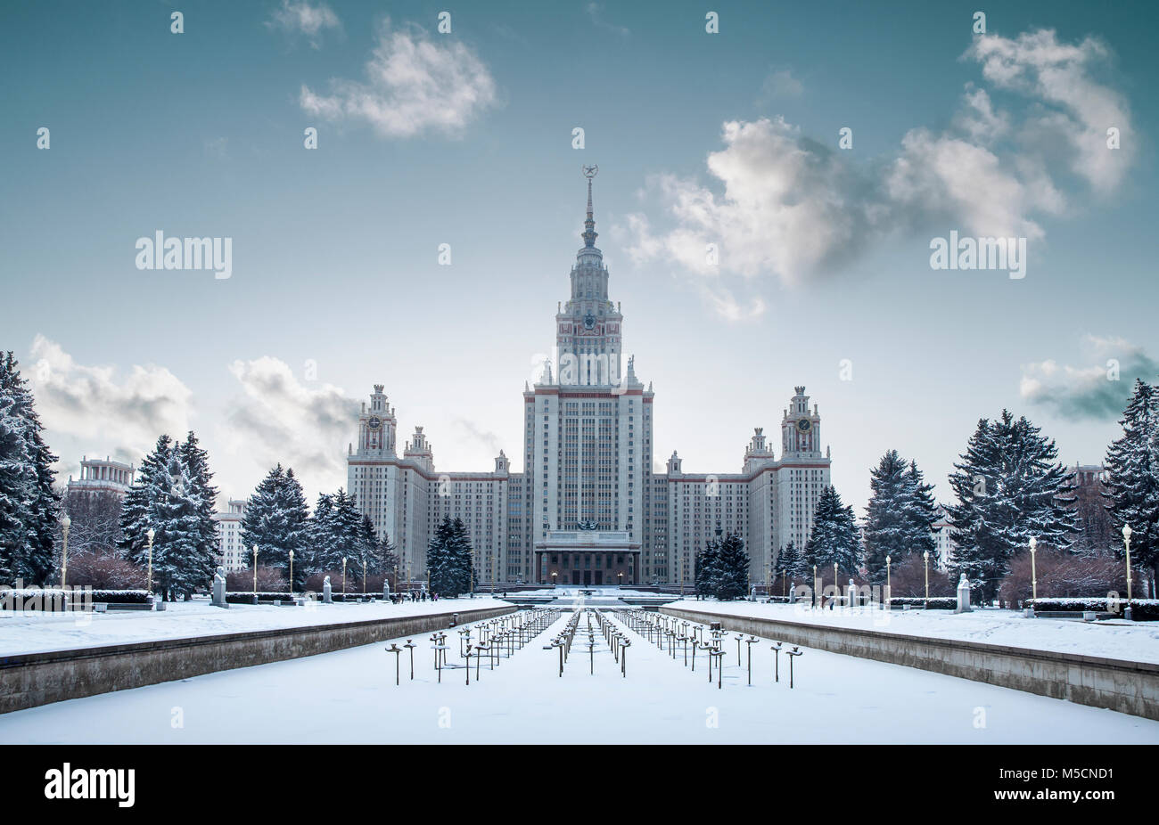 El edificio de la Universidad Estatal de Moscú Lomonosov, Rusia Foto de stock