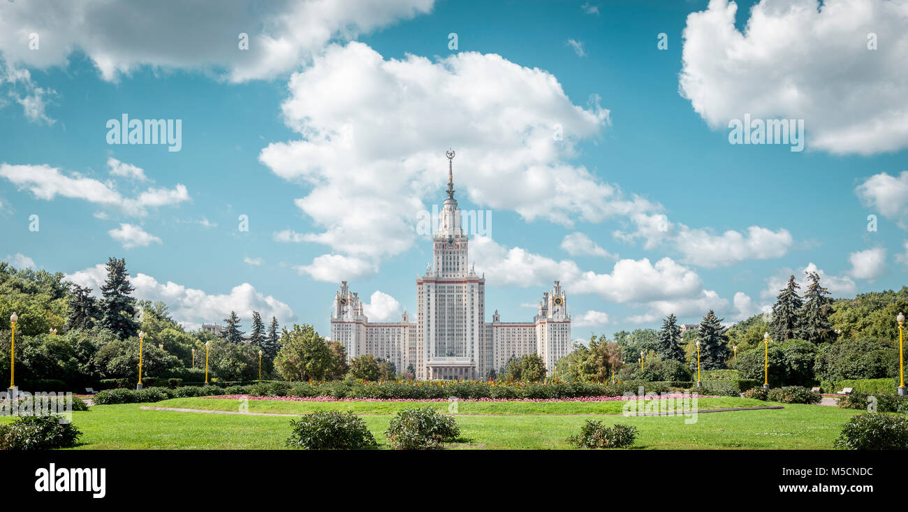 El edificio de la Universidad Estatal de Moscú Lomonosov, Rusia Foto de stock
