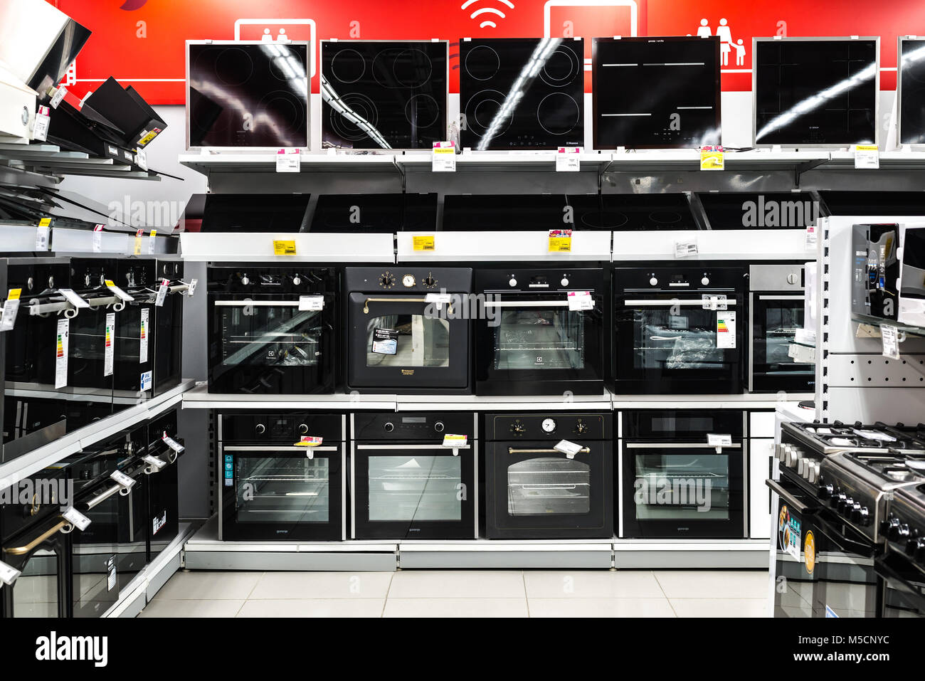 Moscú, Rusia - 20 de febrero de 2018. Horno eléctrico y fogones en la  tienda de electrónica Eldorado Fotografía de stock - Alamy