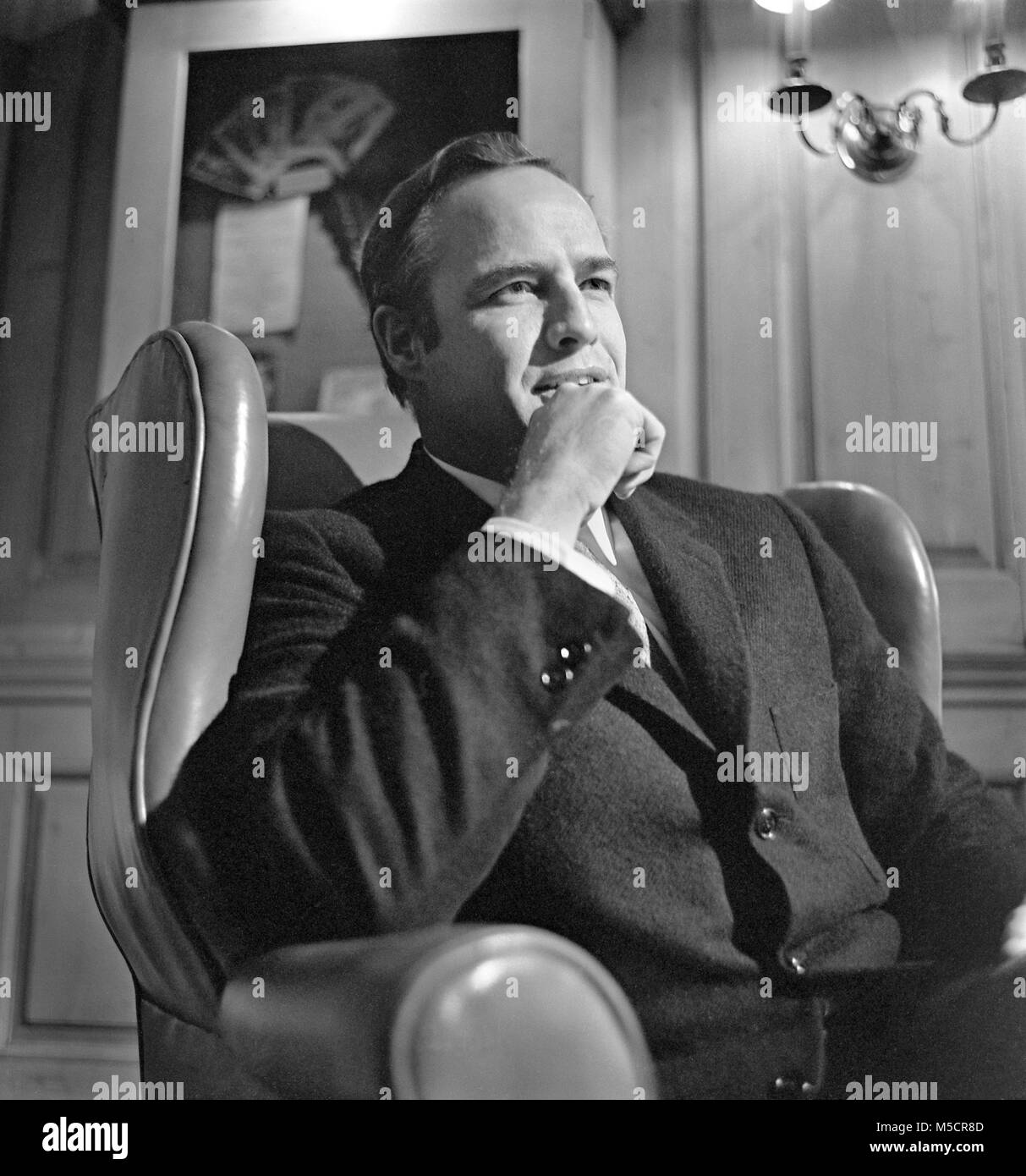 El actor Marlon Brando durante una conferencia de prensa en Chicago, IL. El 12 de abril de 1963. Imagen del negativo original de cámara. Foto de stock