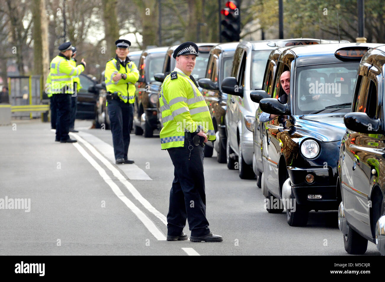 Londres, Inglaterra, Reino Unido. La policía y los taxistas durante una protesta contra el super taxi app Foto de stock
