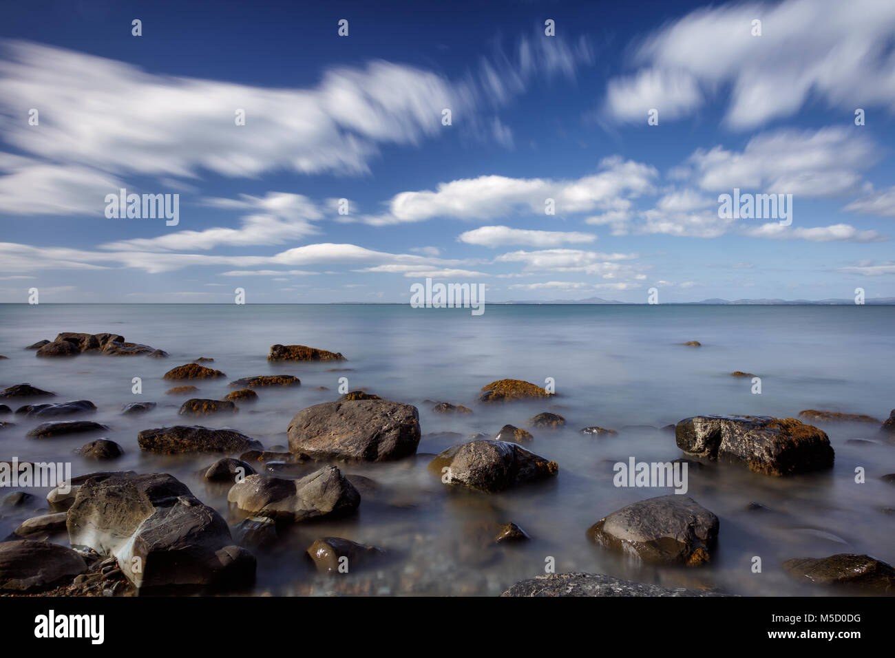 Imagen de la exposición a largo de la costa cerca de Harlech en Gales del Norte Foto de stock