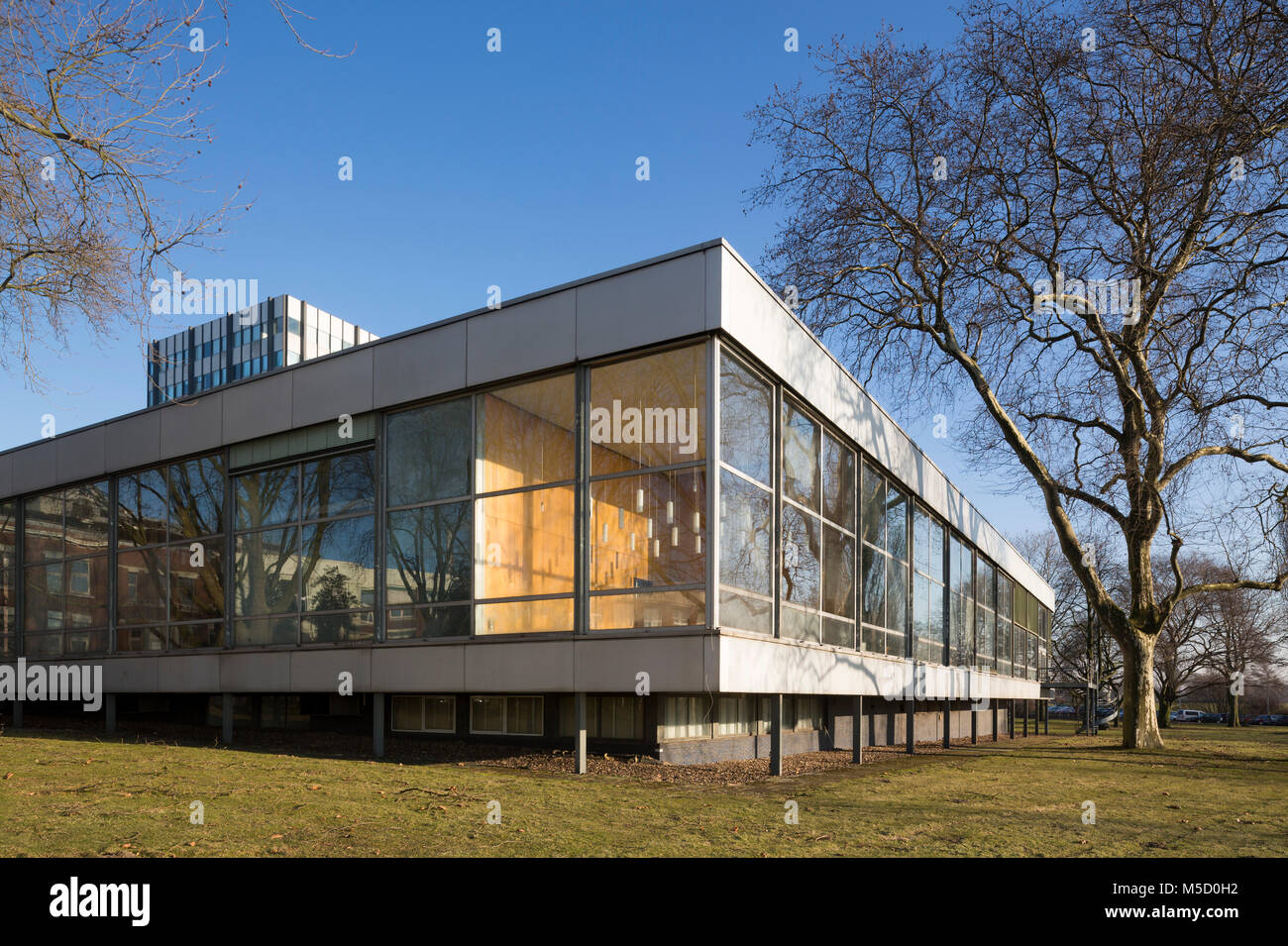 Krefeld-Hohenbudberg, Bayer-Werke, Casino, Angestelltenspeisehaus 1961 von Hentrich, Petschnigg und Partner, im Hintergrund Ingenieur-Verwaltun erbaut Foto de stock