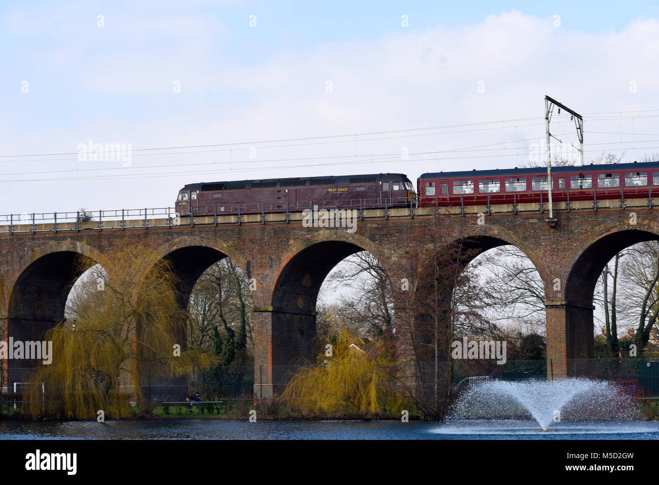 West Coast Railways Clase 47 locomotora diesel & tren que cruza viaducto ferroviario en Central Park, Chelmsford, Essex, línea de Londres Liverpool Street. Foto de stock