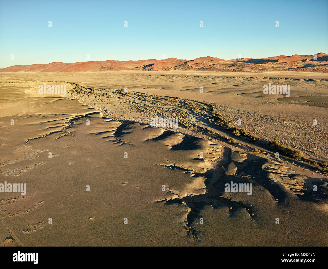 Foto aérea, vista desde un globo de aire caliente, montañas, desierto Kulala Tsaris Reserva, desierto de Namib, Región Hardap, Namibia Foto de stock