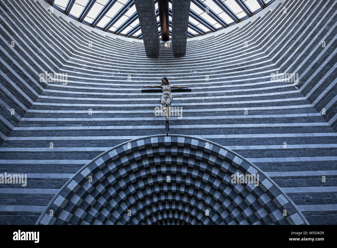 Iglesia de San Giovanni Battista, vista desde el interior, el arquitecto Mario Botta, Mogno, cerca de Lavizzara Fusio, cantón de Tessin, Suiza Foto de stock